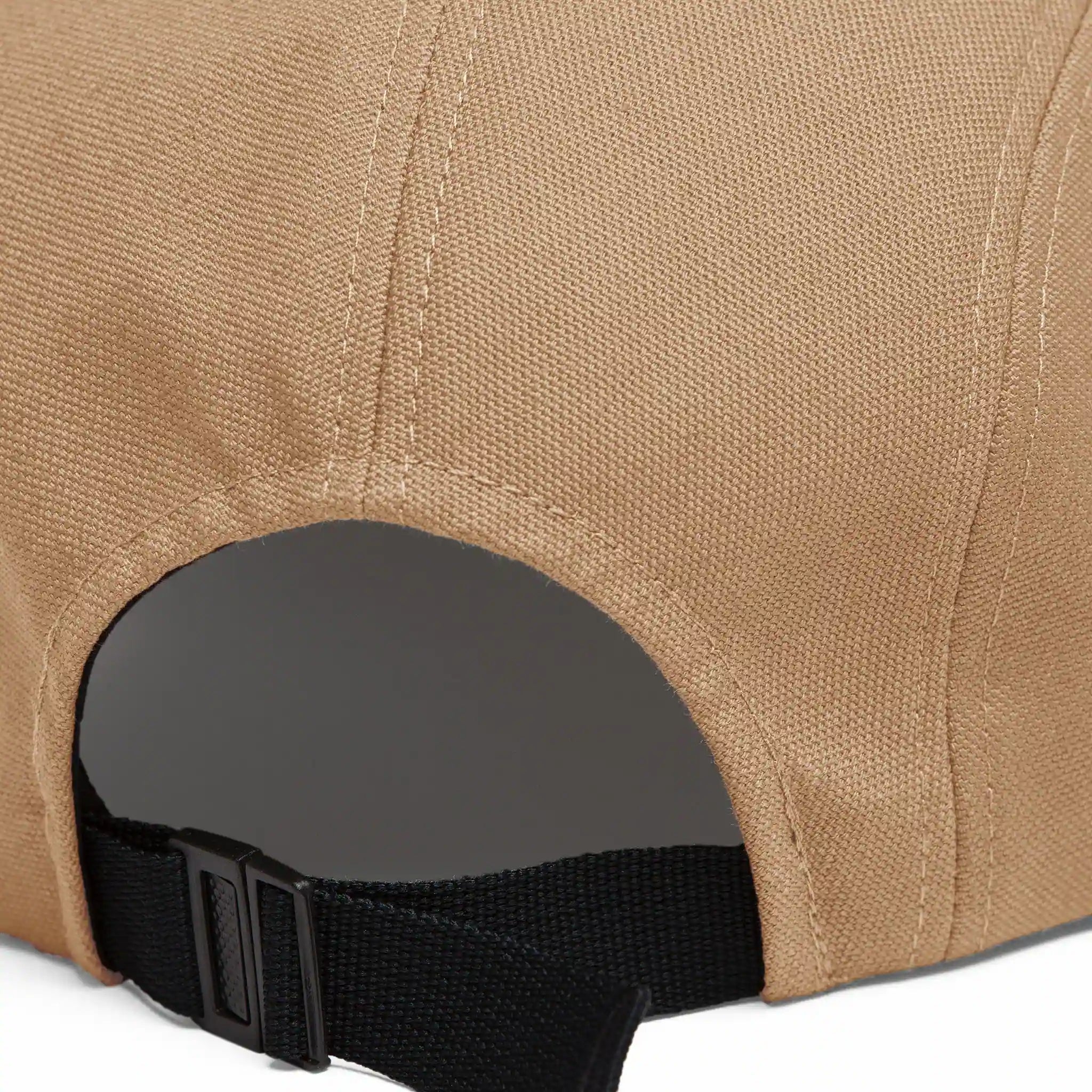 “Carhartt WIP Backley Cap in Dusty Hamilton Braun. 6-Panel, fester Schirm, gewebtes Carhartt Square Label vorne, verstellbarer Riemen hinten.“