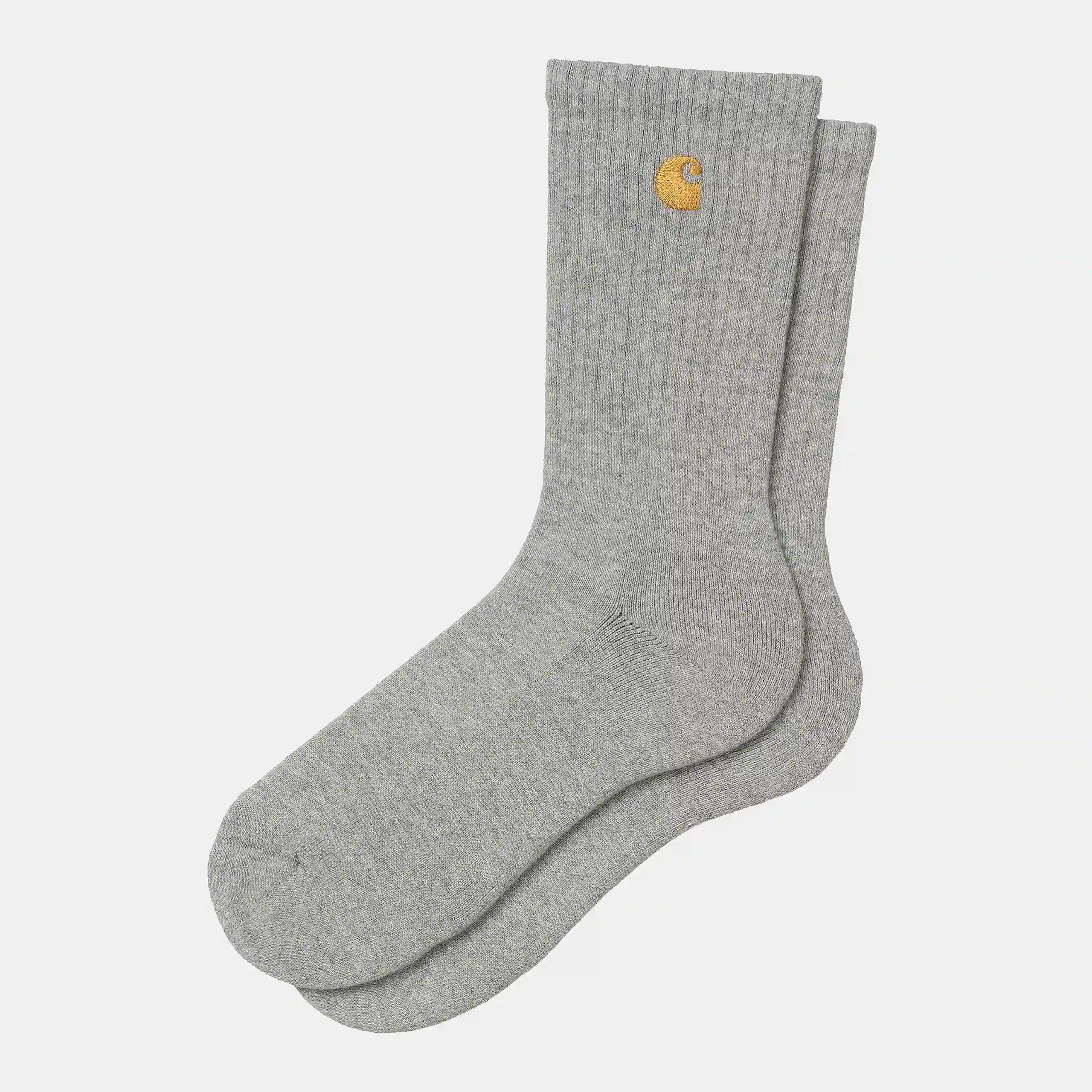 “Grau melierte ("Grey Heather") Carhartt WIP Chase Socken mit goldenen Details. Sportsocken aus weicher Baumwollmischung mit gerippten Bündchen, Frottee-Innenfutter und gesticktem Carhartt "C"-Logo.“