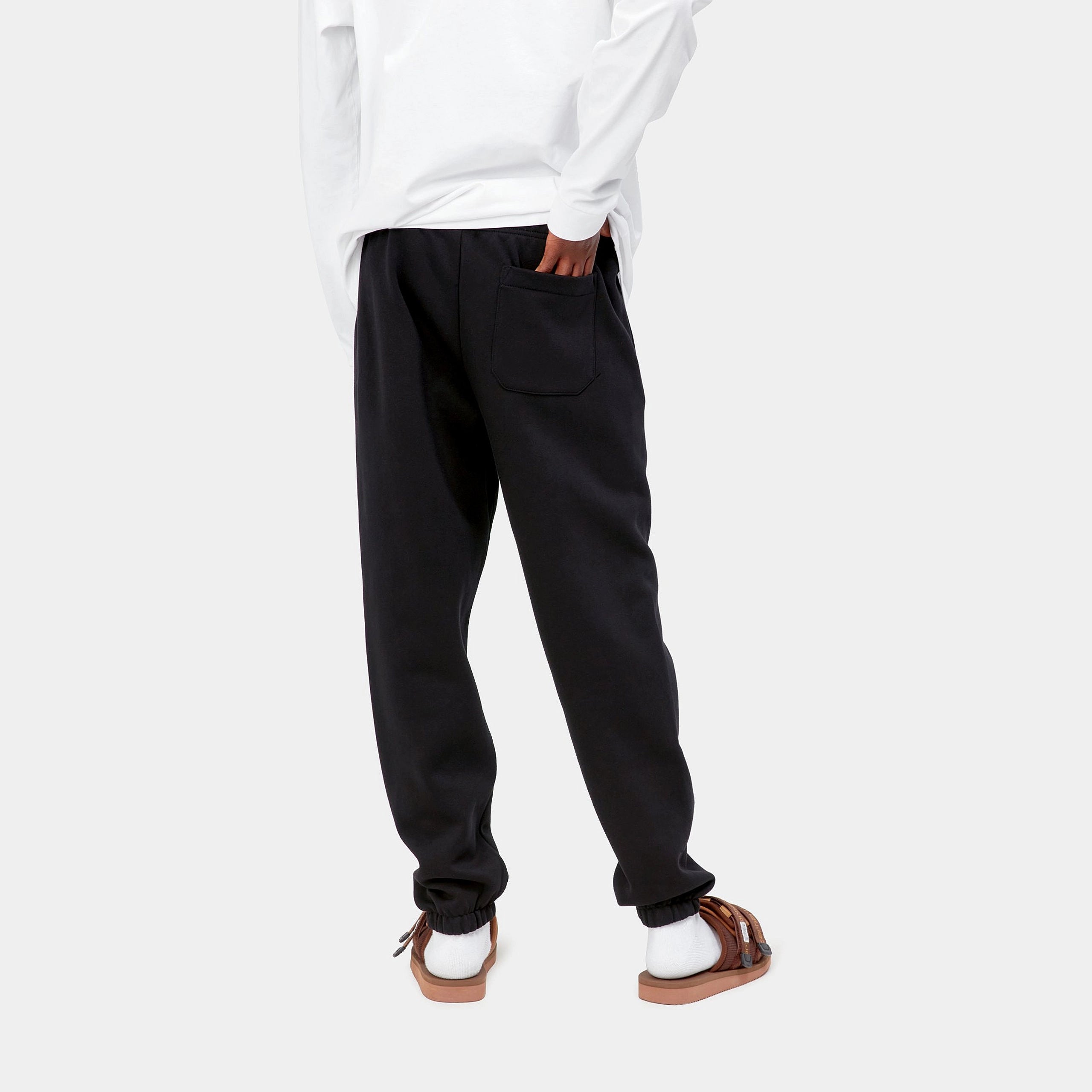 “Carhartt WIP Chase Sweat Pant in Black / Gold, eine Jogginghose aus weichem Baumwollmix, mit elastischem Bund und goldener Logo-Stickerei am Bein.“