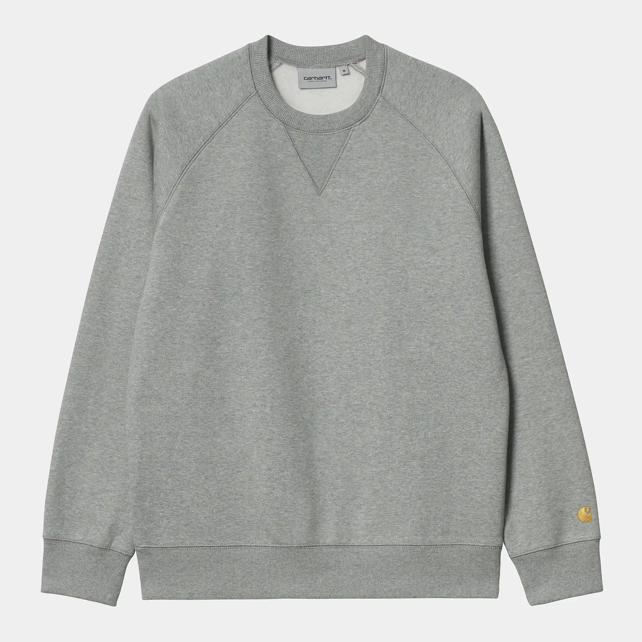 “Graumeliertes Carhartt WIP Chase Sweatshirt mit kleinem, goldenem "C"-Logo auf dem linken Ärmel. Klassischer Schnitt, Rundhalsausschnitt, gerippte Bündchen und Saum. Weicher Baumwollmix.“