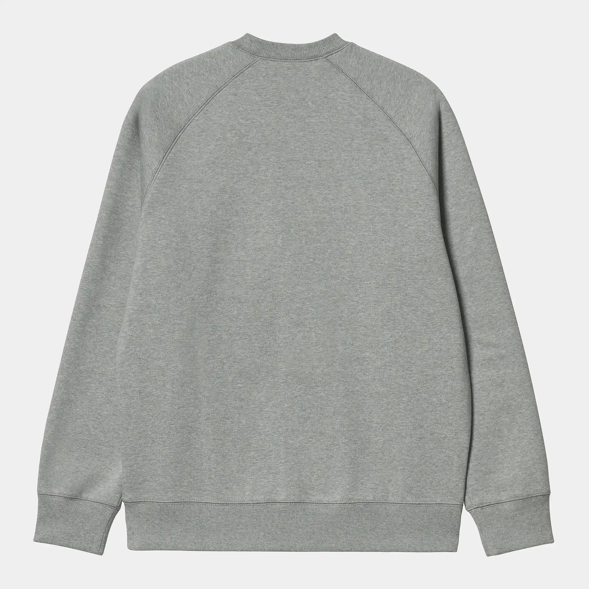 “Graumeliertes Carhartt WIP Chase Sweatshirt mit kleinem, goldenem "C"-Logo auf dem linken Ärmel. Klassischer Schnitt, Rundhalsausschnitt, gerippte Bündchen und Saum. Weicher Baumwollmix.“