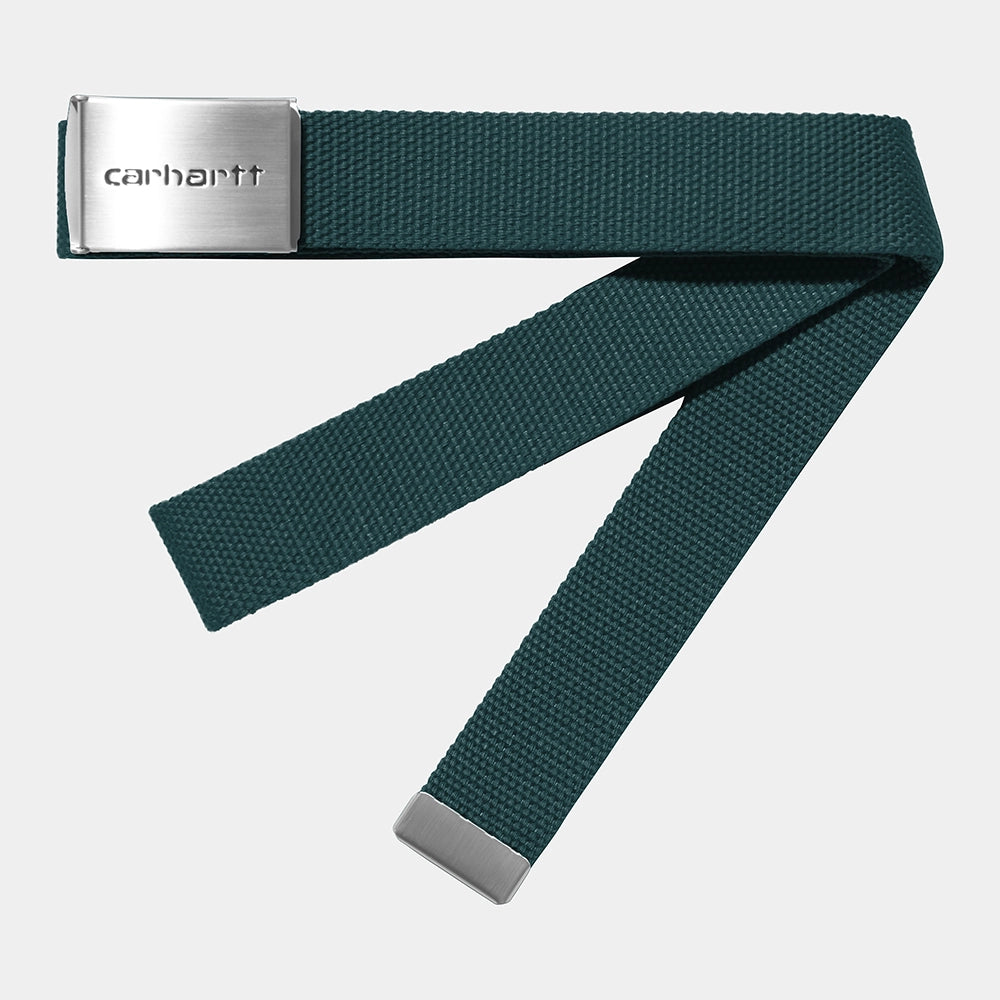 “Carhartt WIP Clip Belt Chrome – Deep Lagoon. Tiefblauer Webgürtel aus Polyester mit silberner Metallschnalle und Carhartt WIP Logo.“