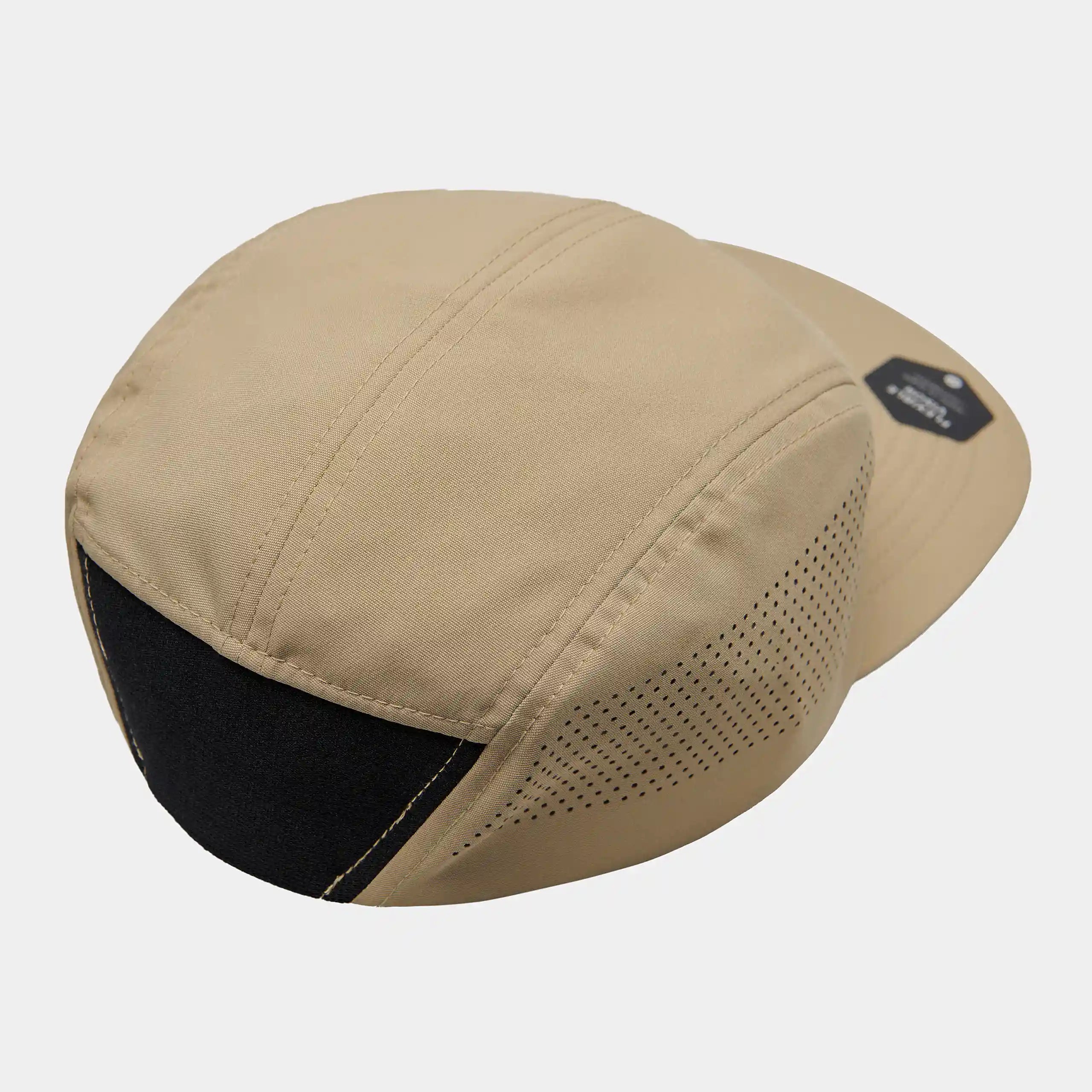 "Braune Carhartt WIP Baseballkappe aus Leder. Klassisches 6-Panel-Design mit verstellbarem Riemen und kleinem, geprägtem Logo vorne."