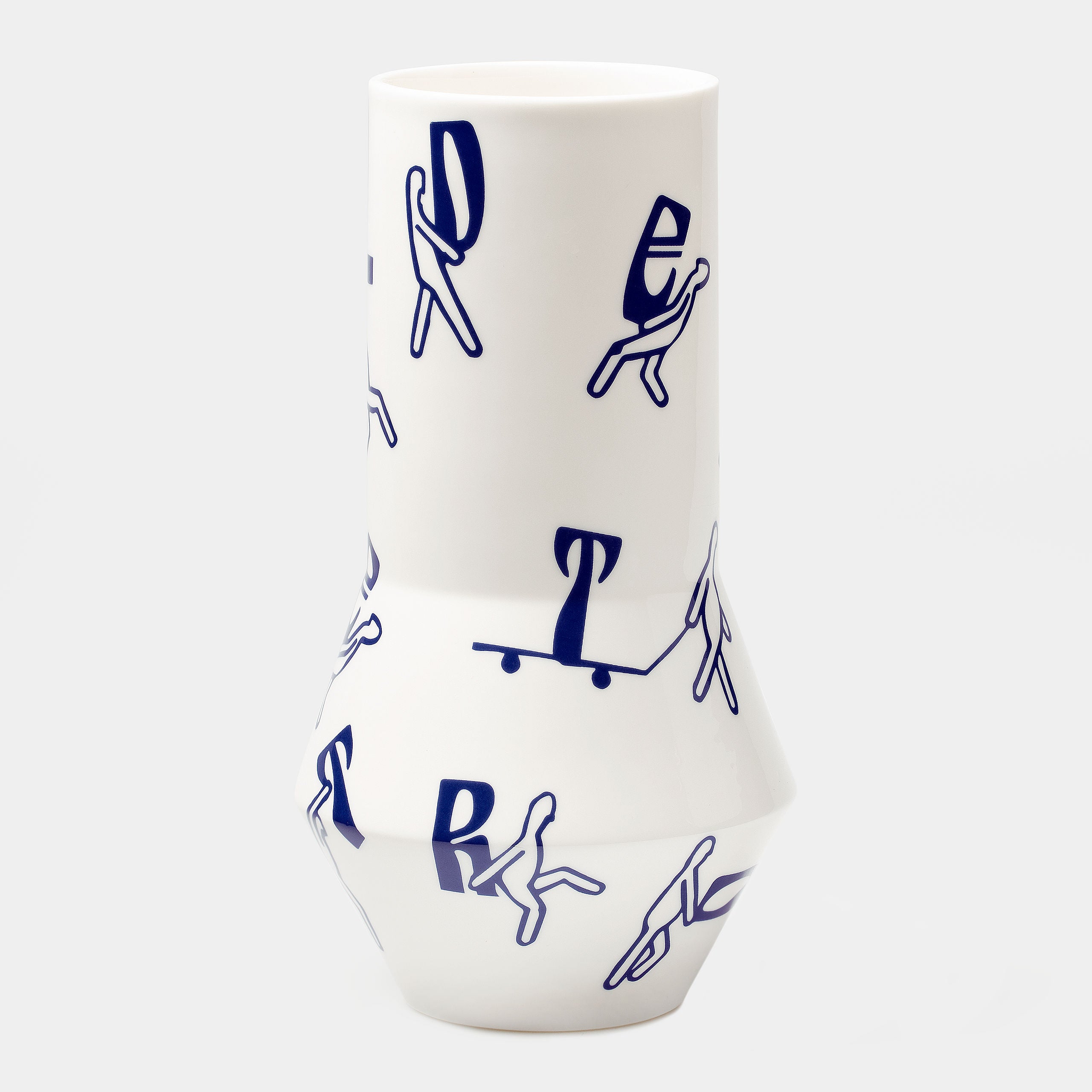 "Carhartt WIP Detroit Vase, Weiß/Kobaltblau, Keramik, zylinderförmige Vase mit umlaufendem, grafischem Detroit-Motiv."