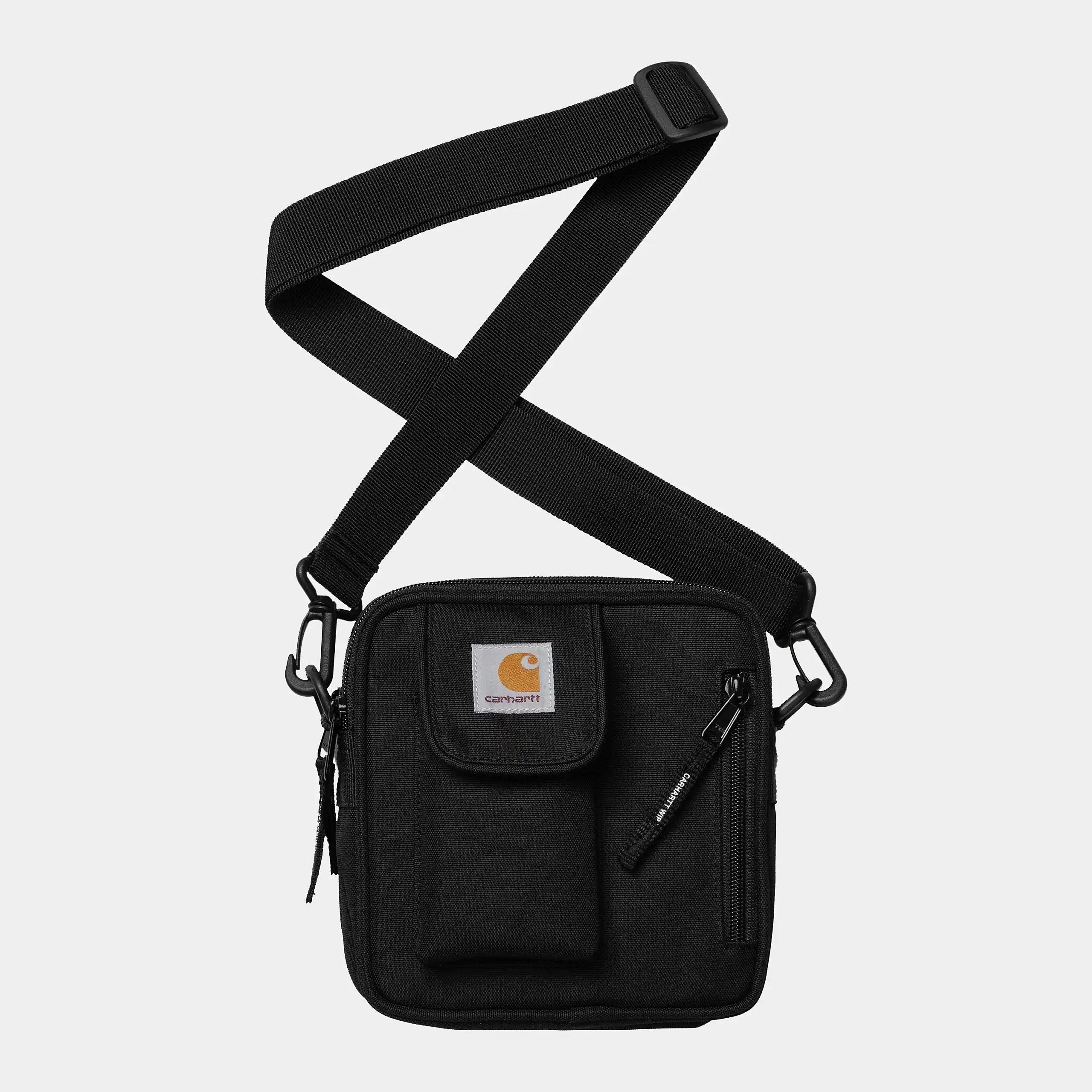 "Kleine, schwarze Carhartt WIP Umhängetasche aus robustem Material. Hauptfach mit Reißverschluss, Fronttasche mit Logo-Patch, verstellbarer Schultergurt."