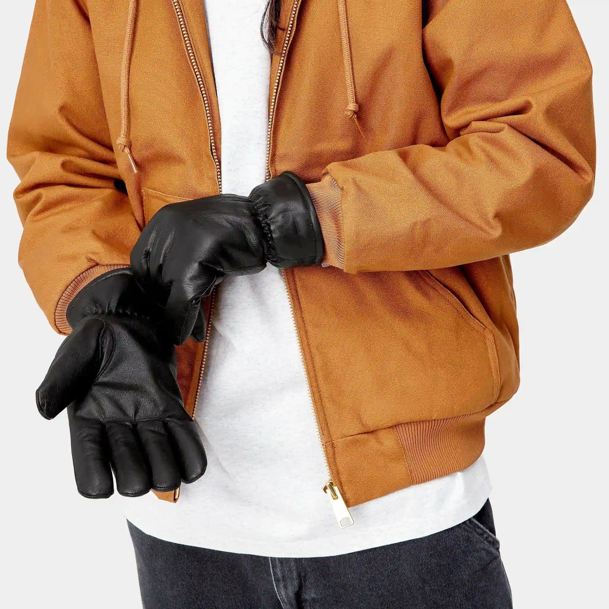 “Schwarze Carhartt WIP Fonda Gloves. Strickhandschuhe aus Acryl-Mischung, gerippter Bund, kleines gewebtes Carhartt Square Label am Handgelenk.“
