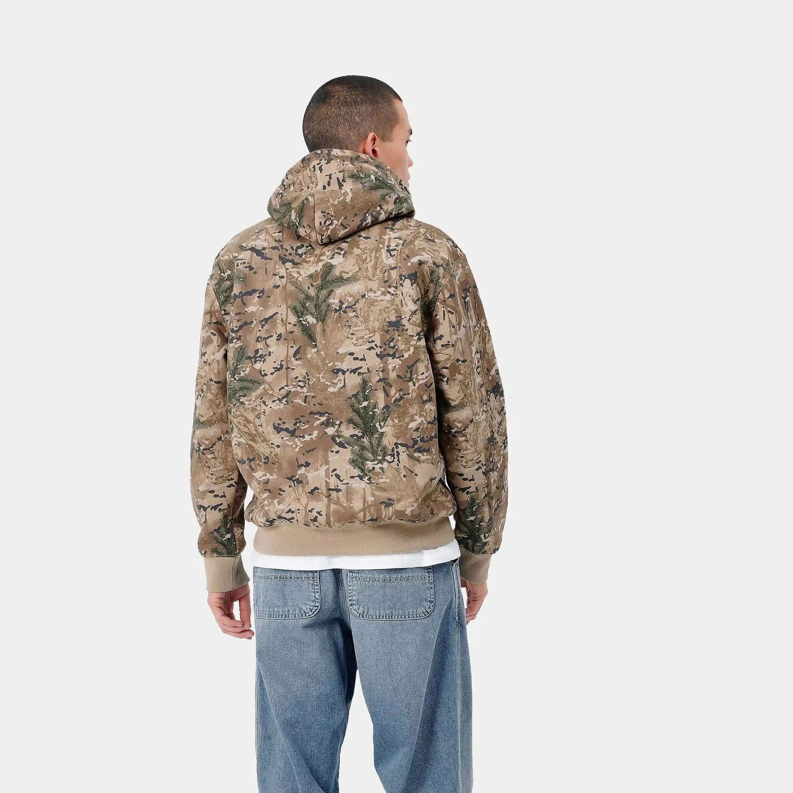 "Kapuzenpullover von Carhartt WIP im Camouflage-Mix aus Beige und Weiß. Kordelzugkapuze, Kängurutasche, kleines, gewebtes Logo-Patch auf der Brust."