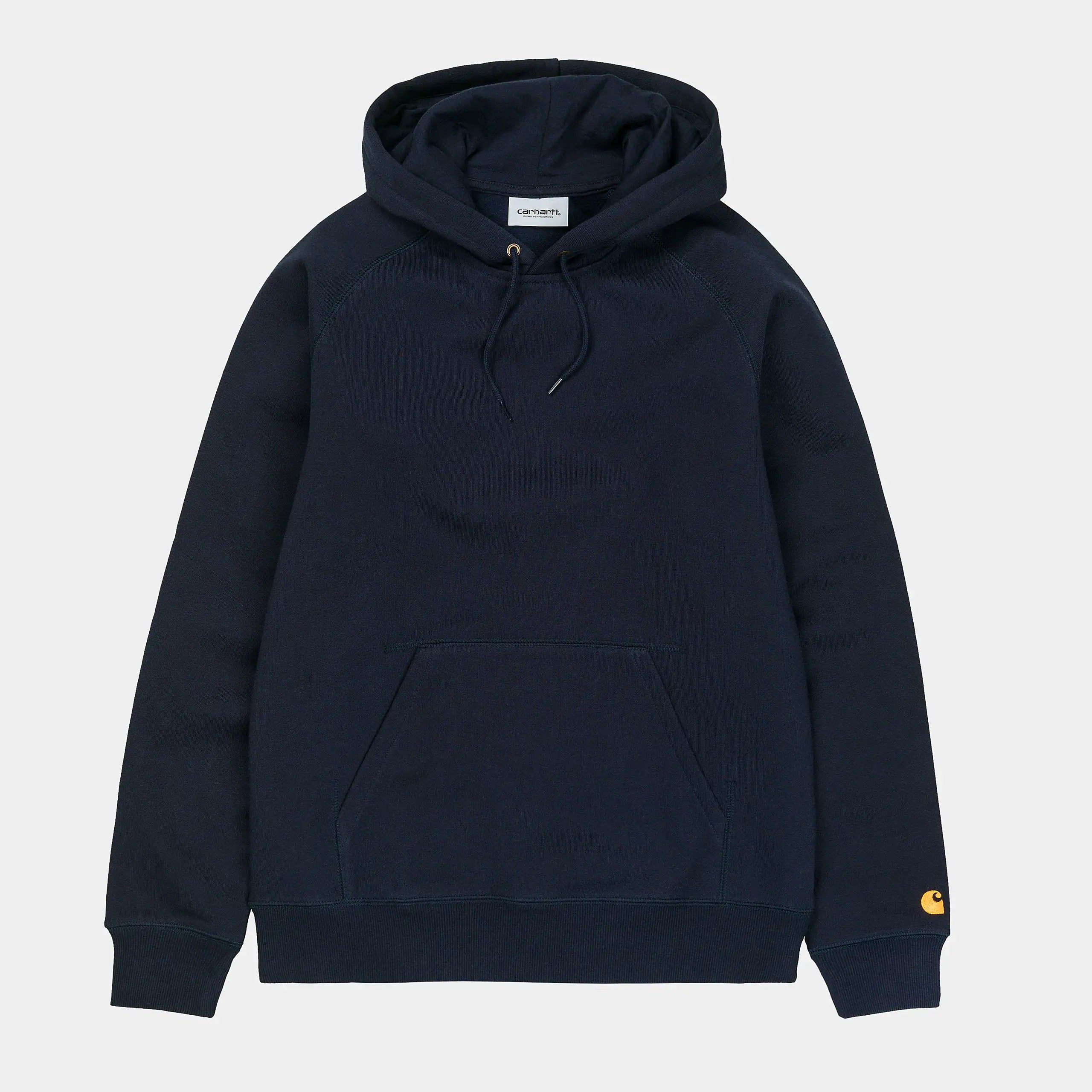 "Dunkelblauer ("Dark Navy") Carhartt WIP Hooded Chase Sweat mit goldener Logo-Stickerei. Kapuzenpullover aus Baumwoll-Sweatstoff mit Kängurutasche und verstellbarer Kapuze.“