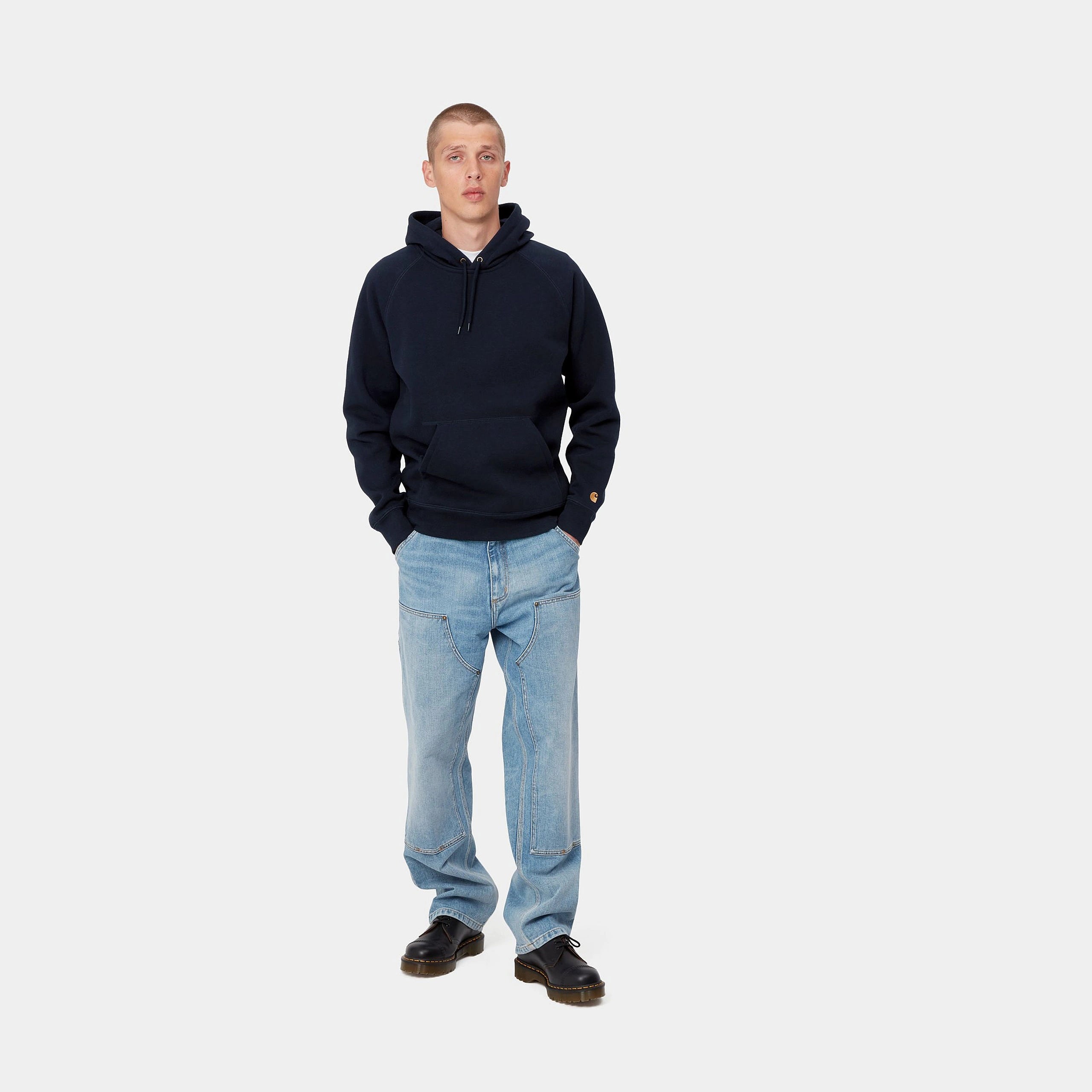"Dunkelblauer ("Dark Navy") Carhartt WIP Hooded Chase Sweat mit goldener Logo-Stickerei. Kapuzenpullover aus Baumwoll-Sweatstoff mit Kängurutasche und verstellbarer Kapuze.“