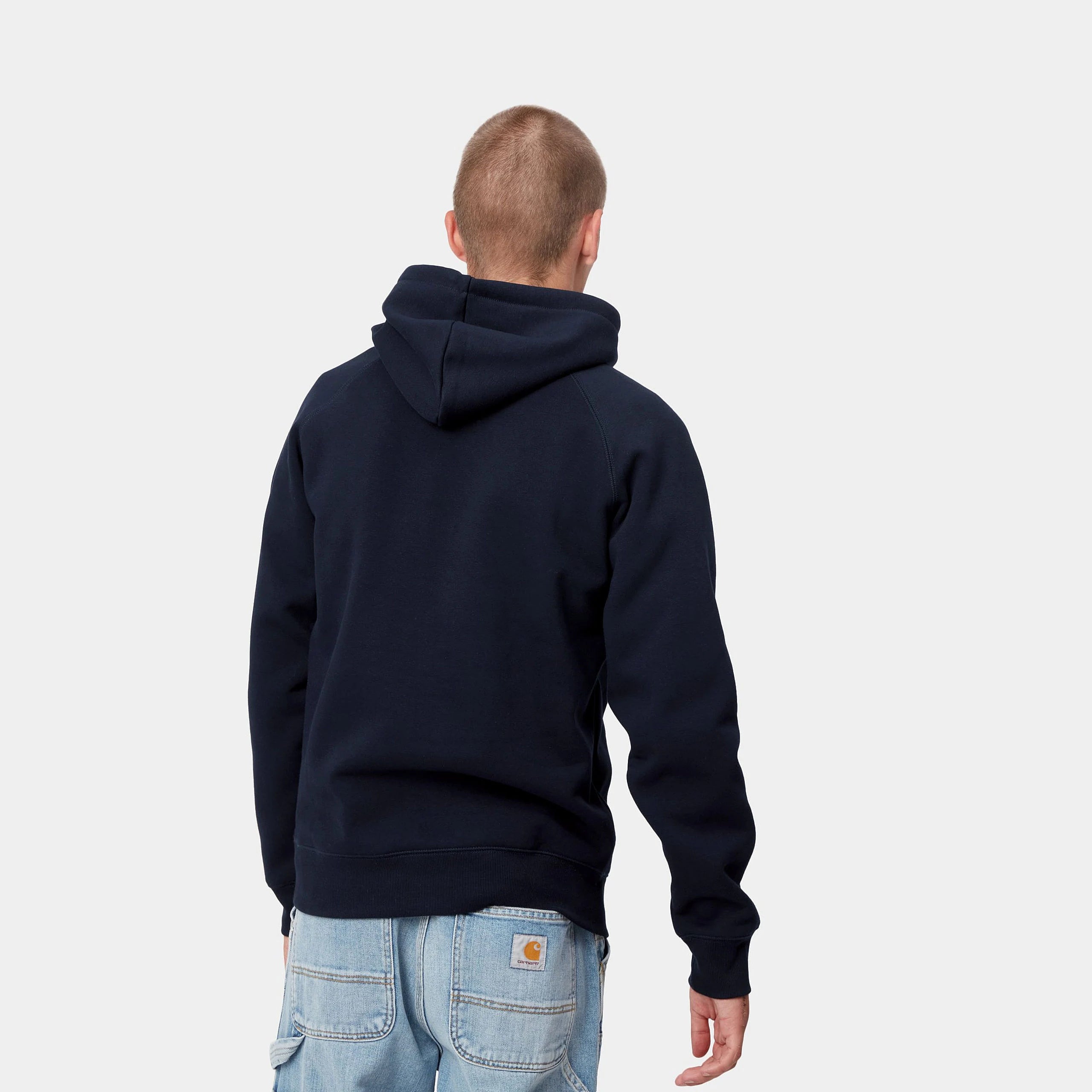 "Dunkelblauer ("Dark Navy") Carhartt WIP Hooded Chase Sweat mit goldener Logo-Stickerei. Kapuzenpullover aus Baumwoll-Sweatstoff mit Kängurutasche und verstellbarer Kapuze.“