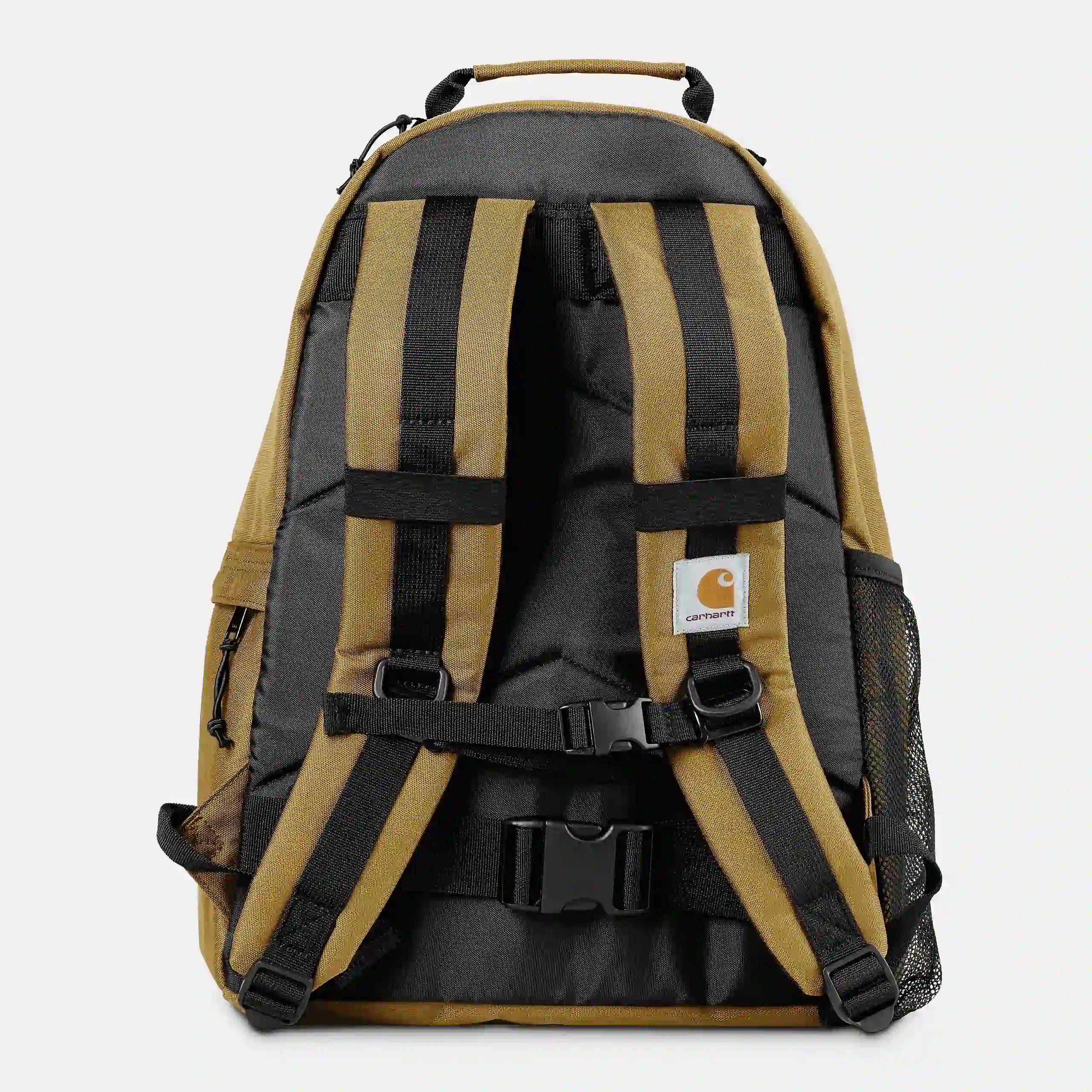 “Senfgelber (Bourbon) Carhartt WIP Kickflip Backpack. Robuster Rucksack aus wasserabweisendem Polyester-Duck-Canvas. Großes Hauptfach, Skateboard-Riemen vorne, Laptop-Fach, Netztaschen und gewebtes Logo-Etikett.“