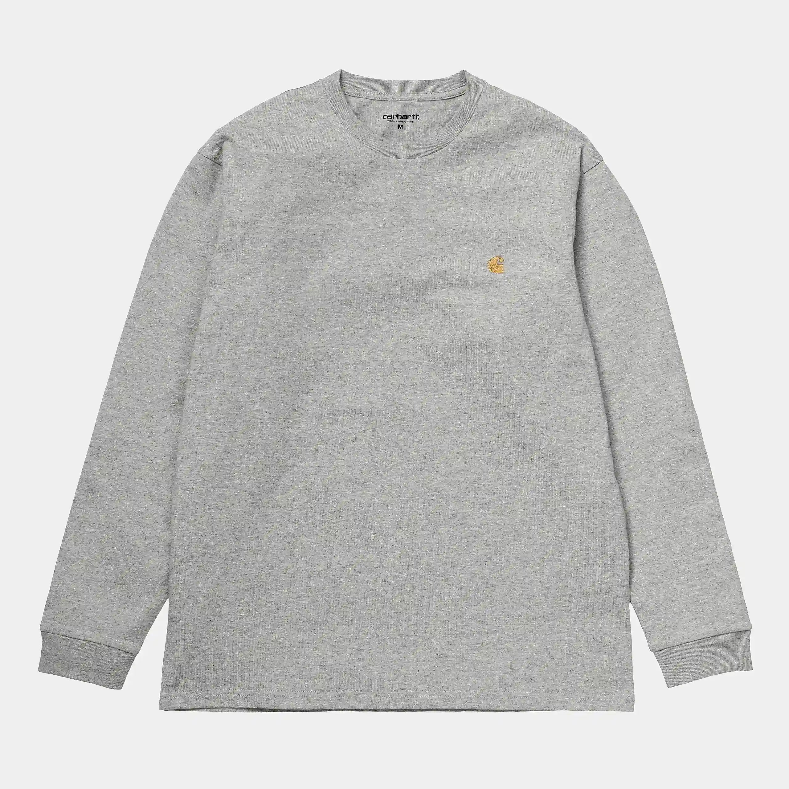 "Grau meliertes Carhartt WIP Langarmshirt mit kleinem, goldfarbenem 'C'-Logo auf der Brust. Klassisches Design aus Baumwolljersey."