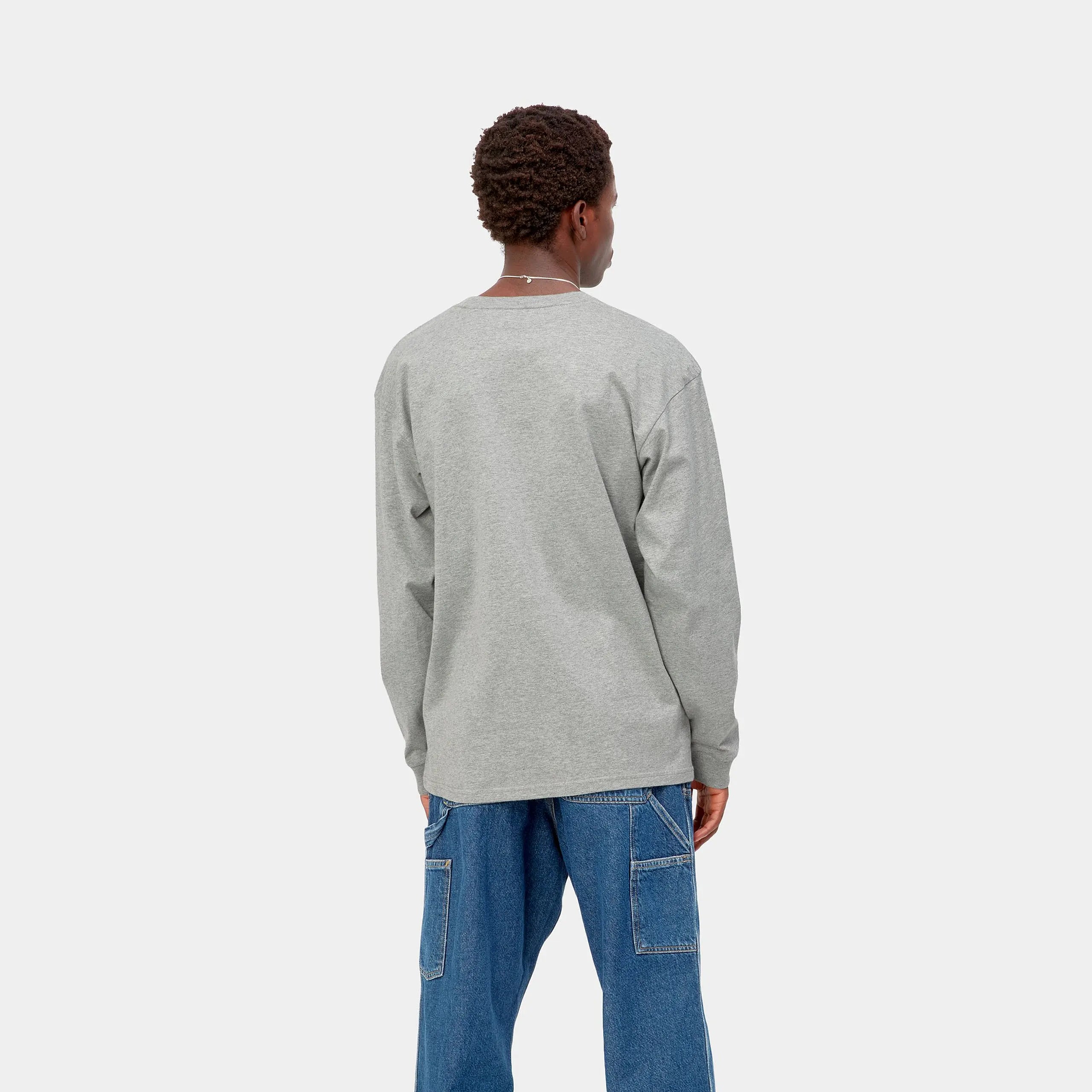 "Grau meliertes Carhartt WIP Langarmshirt mit kleinem, goldfarbenem 'C'-Logo auf der Brust. Klassisches Design aus Baumwolljersey."