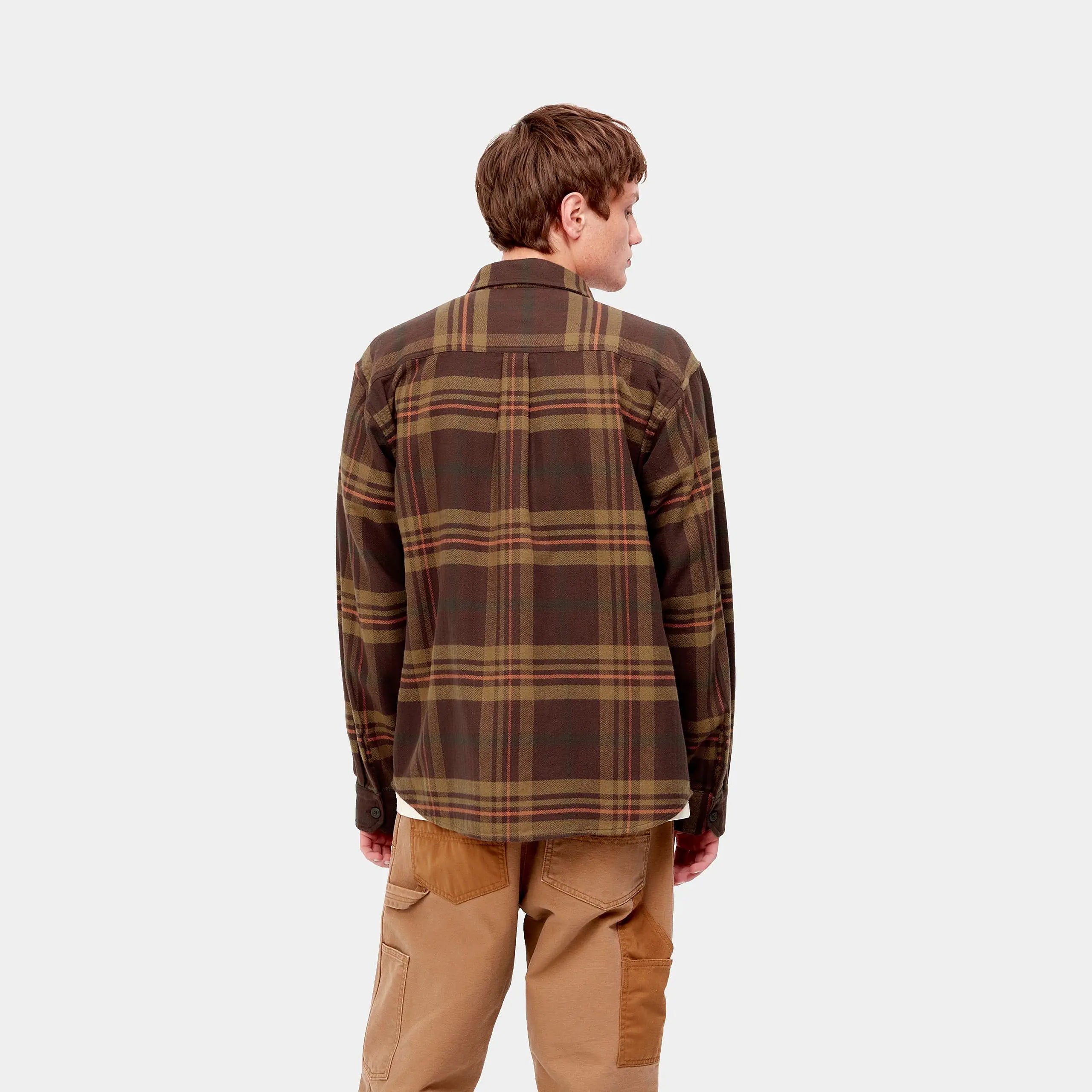 "Carhartt WIP L/S Wallace Shirt – Wallace Check, Ale. Kariertes Langarmhemd aus gebürsteter Baumwolle in Ale-Farbtönen mit Brusttaschen & Square Label."