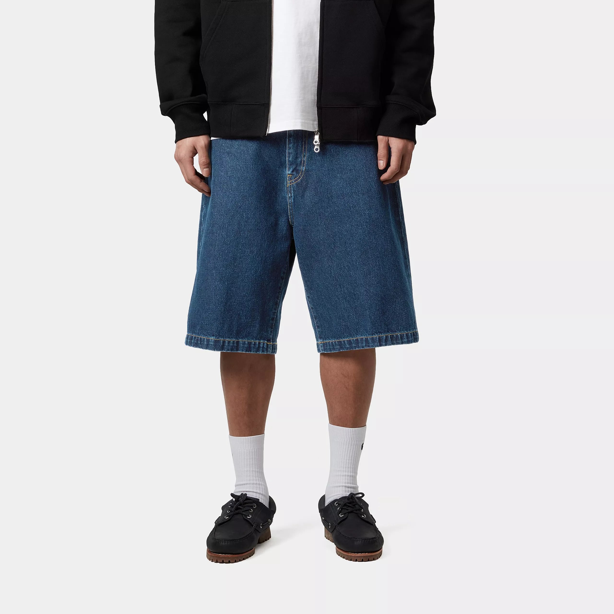 “Blaue (stone washed) Carhartt WIP Landon Shorts. Denim-Shorts aus Baumwolle in lockerer Passform mit Five-Pocket-Design, Gürtelschlaufen und einem gewebten Carhartt Square Label an der Gesäßtasche.“