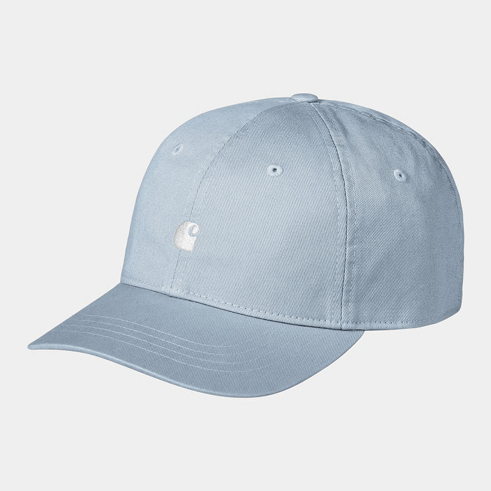 "Die Carhartt Work in Progress Madison Logo Cap in Air Sky/White ist eine hellblaue Sechs-Panel-Baseballcap mit gebogenem Rand, kleinem weißen Logo und Ösen für die Belüftung, die Stil und Komfort vereint."