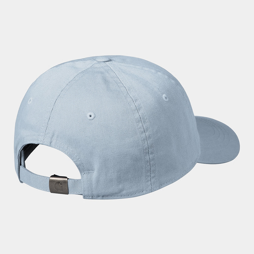 "Die Carhartt Work in Progress Madison Logo Cap in Air Sky/White ist eine hellblaue Sechs-Panel-Baseballcap mit gebogenem Rand, kleinem weißen Logo und Ösen für die Belüftung, die Stil und Komfort vereint."