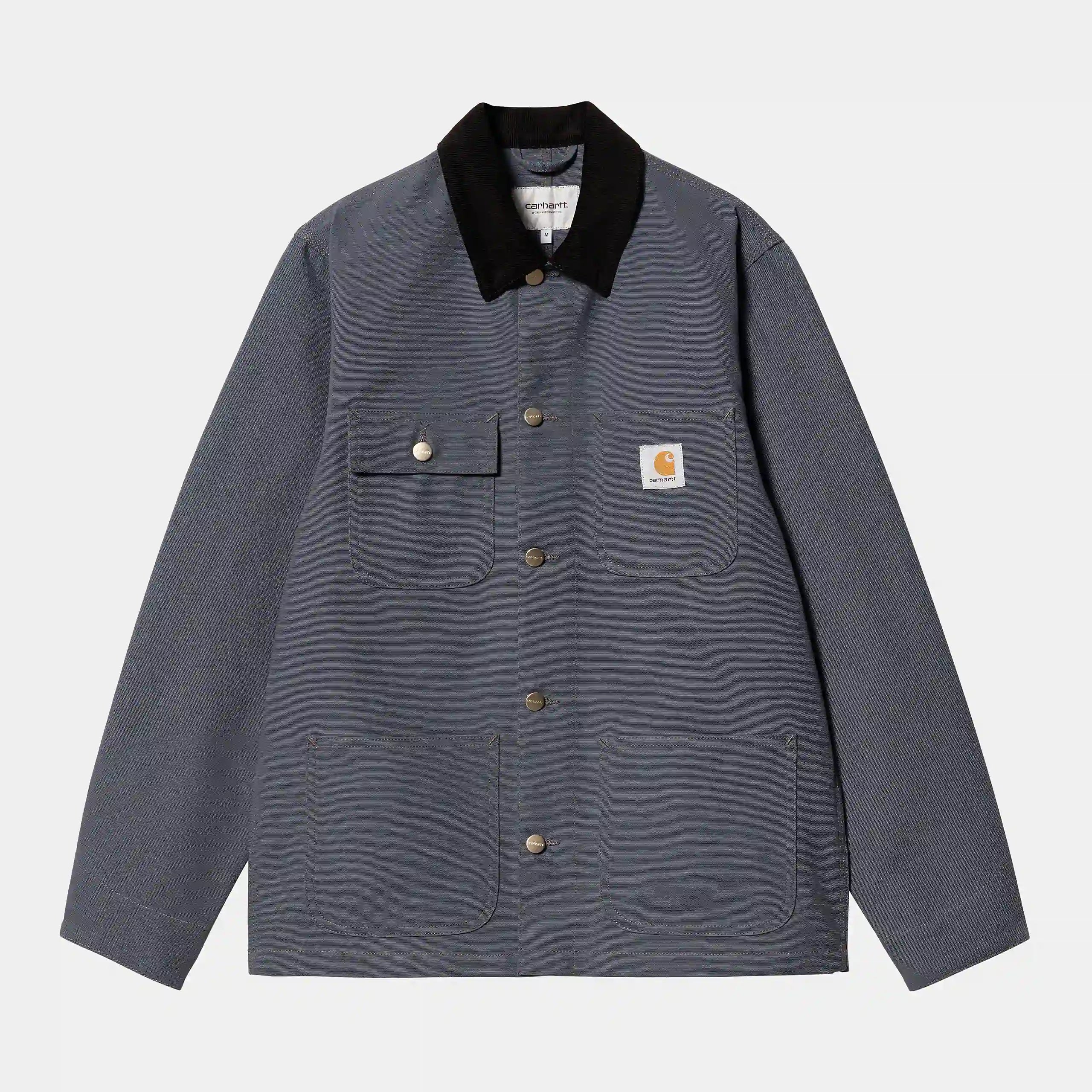 „Graublauer ("Zeus") Carhartt WIP Michigan Coat (Summer) mit schwarzem Kragen. Leichte Jacke aus robustem Baumwoll-Canvas, mit Knopfverschluss, vier aufgesetzten Taschen und gewebtem Square Label."