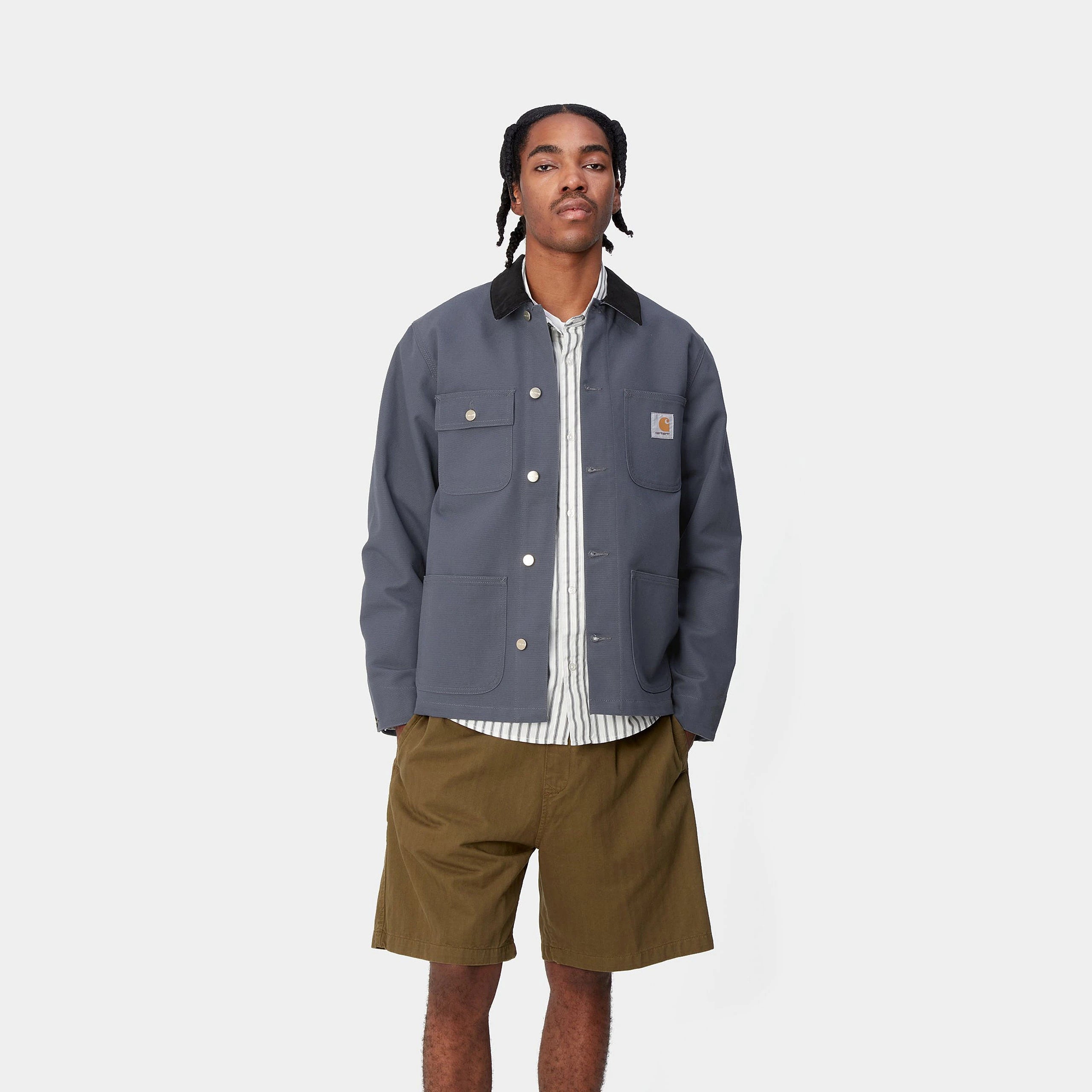 „Graublauer ("Zeus") Carhartt WIP Michigan Coat (Summer) mit schwarzem Kragen. Leichte Jacke aus robustem Baumwoll-Canvas, mit Knopfverschluss, vier aufgesetzten Taschen und gewebtem Square Label."