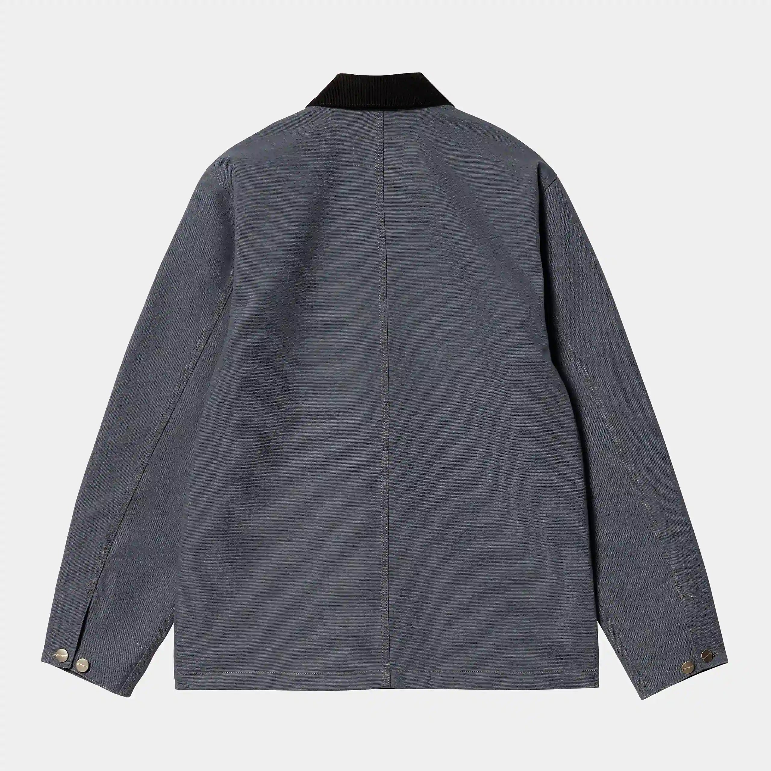 „Graublauer ("Zeus") Carhartt WIP Michigan Coat (Summer) mit schwarzem Kragen. Leichte Jacke aus robustem Baumwoll-Canvas, mit Knopfverschluss, vier aufgesetzten Taschen und gewebtem Square Label."