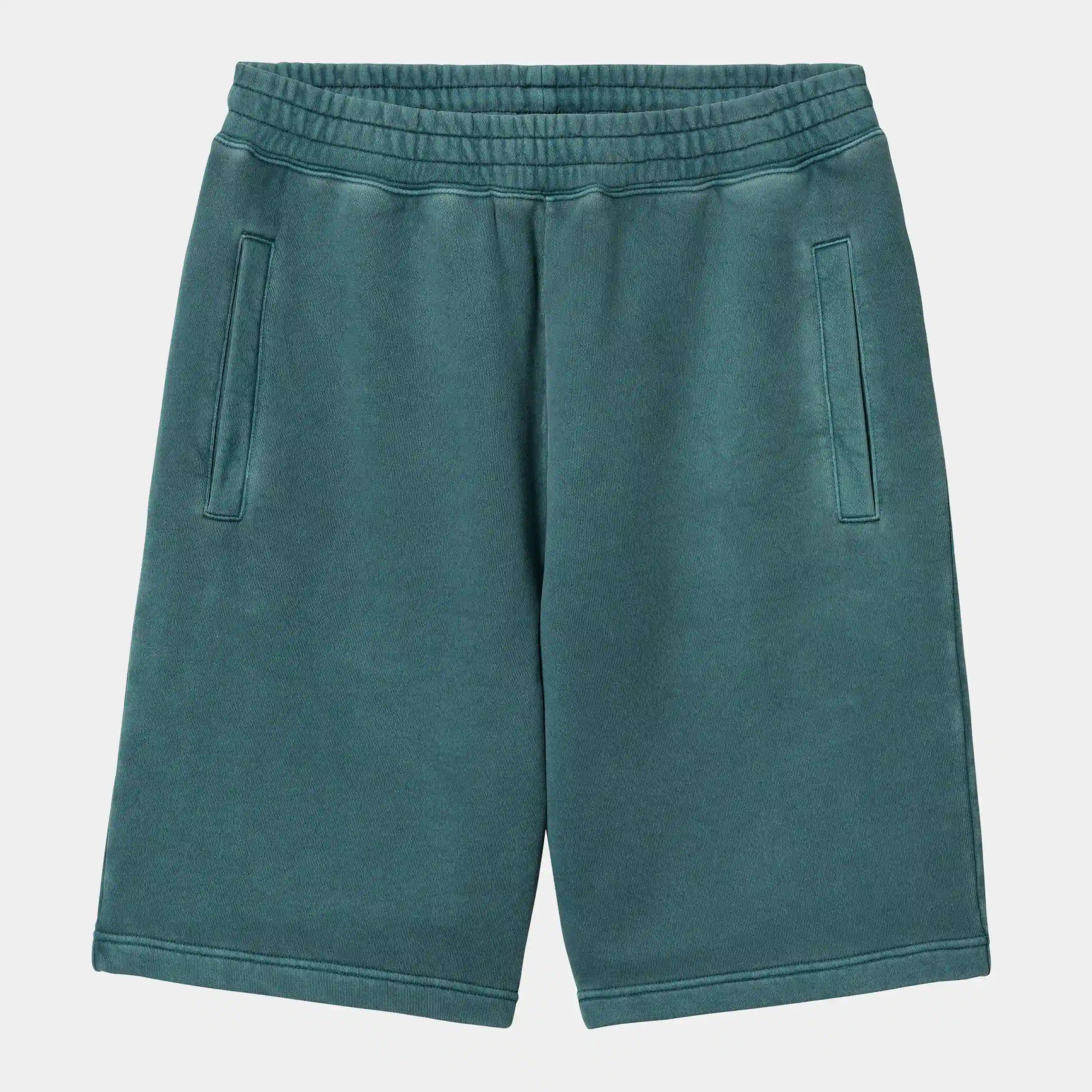 “Petrolgrünes ("Botanic ") Carhartt WIP Nelson Sweat Shorts. Kurze Herren-Sweathose aus weichem, stückgefärbtem Baumwolljersey. Lockere Passform, elastischer Bund mit Kordelzug, zwei Seitentaschen und eine Gesäßtasche mit kleinem, gewebtem Logo-Etikett.“