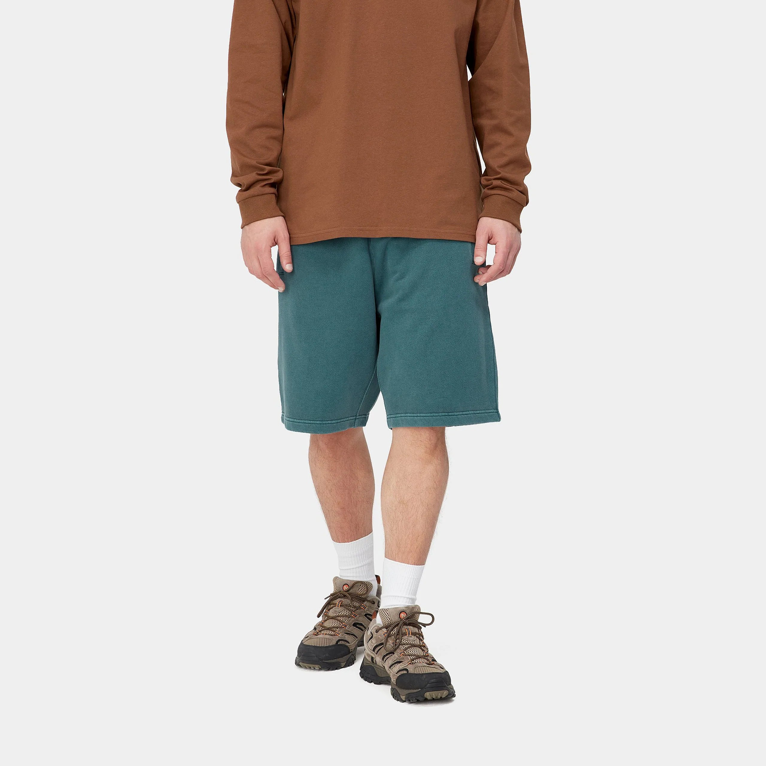 “Petrolgrünes ("Botanic ") Carhartt WIP Nelson Sweat Shorts. Kurze Herren-Sweathose aus weichem, stückgefärbtem Baumwolljersey. Lockere Passform, elastischer Bund mit Kordelzug, zwei Seitentaschen und eine Gesäßtasche mit kleinem, gewebtem Logo-Etikett.“