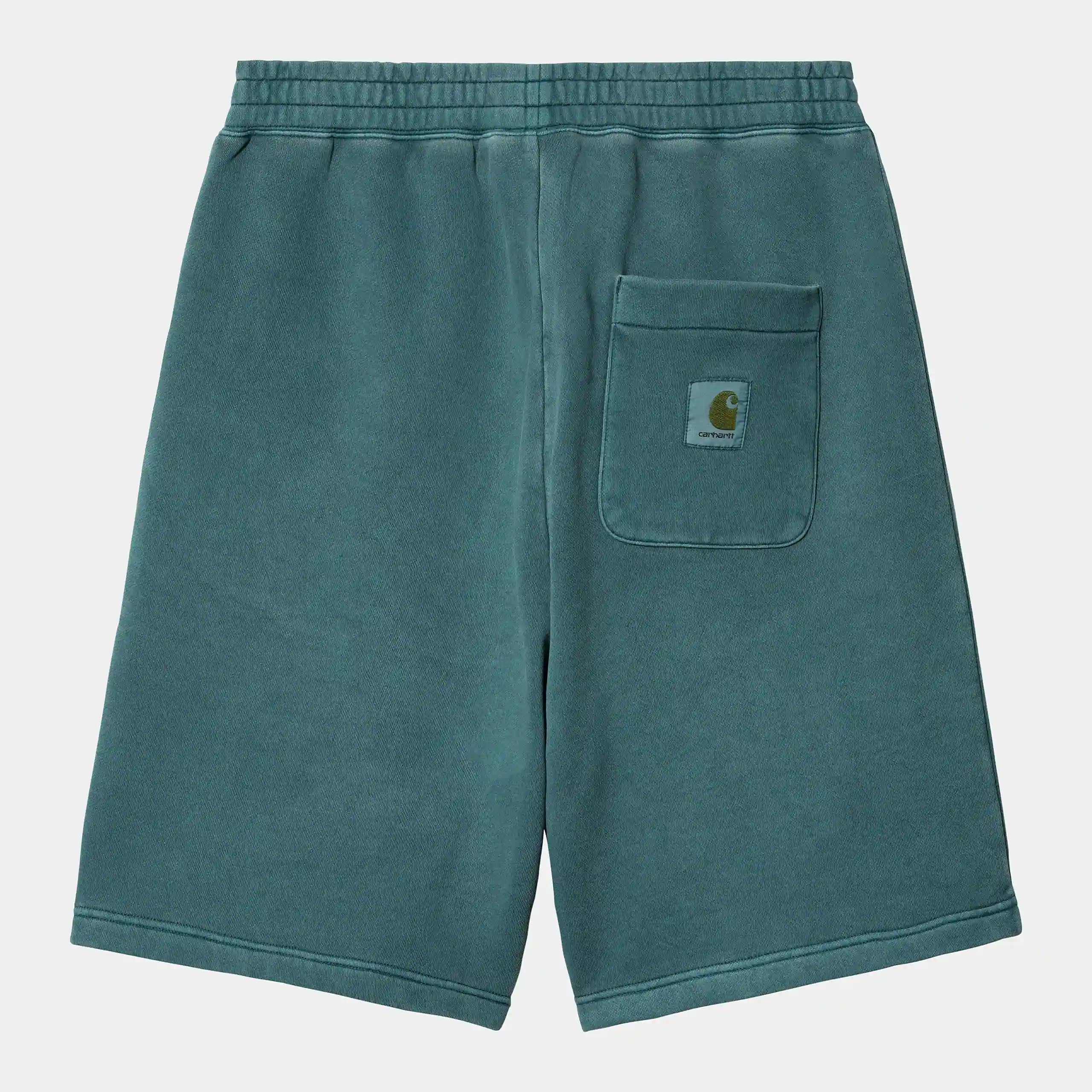 “Petrolgrünes ("Botanic ") Carhartt WIP Nelson Sweat Shorts. Kurze Herren-Sweathose aus weichem, stückgefärbtem Baumwolljersey. Lockere Passform, elastischer Bund mit Kordelzug, zwei Seitentaschen und eine Gesäßtasche mit kleinem, gewebtem Logo-Etikett.