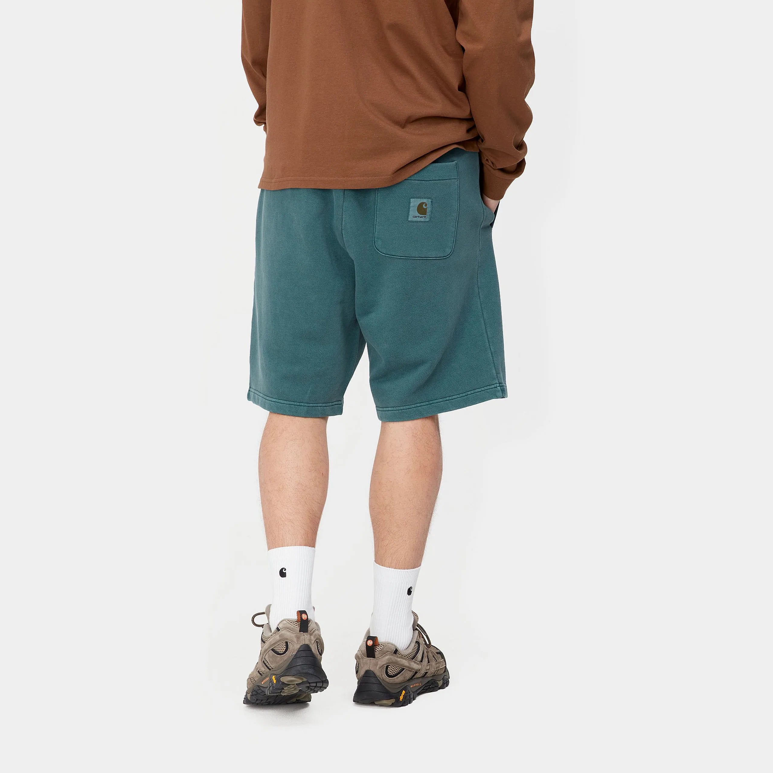 “Petrolgrünes ("Botanic ") Carhartt WIP Nelson Sweat Shorts. Kurze Herren-Sweathose aus weichem, stückgefärbtem Baumwolljersey. Lockere Passform, elastischer Bund mit Kordelzug, zwei Seitentaschen und eine Gesäßtasche mit kleinem, gewebtem Logo-Etikett.“