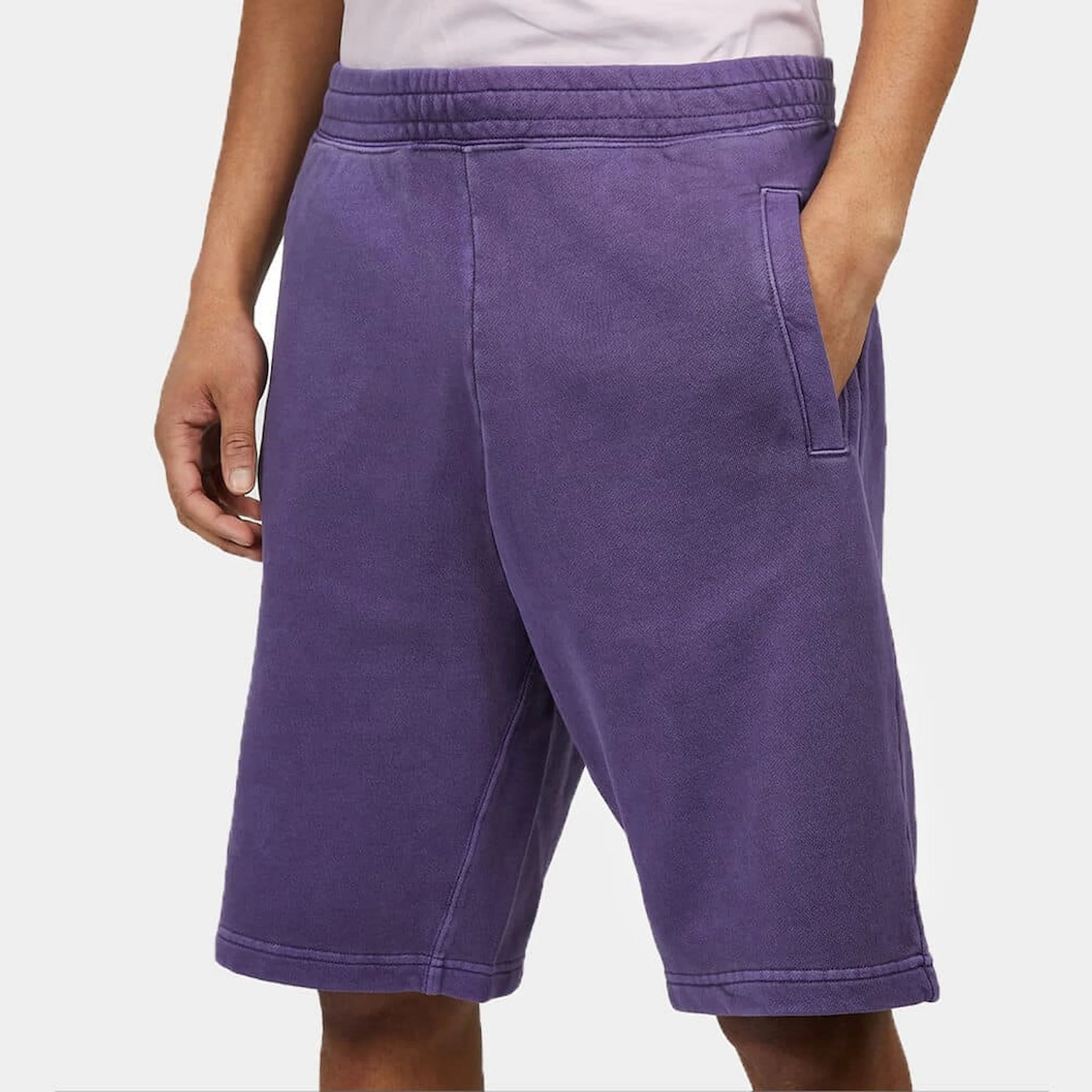 “Helles Lila ("Razzmic") Carhartt WIP Nelson Sweat Shorts. Kurze Herren-Sweathose aus weichem, stückgefärbtem Baumwolljersey. Lockere Passform, elastischer Bund mit Kordelzug, zwei Seitentaschen und eine Gesäßtasche mit kleinem, gewebtem Logo-Etikett. Bequeme Freizeithose für warme Tage.“