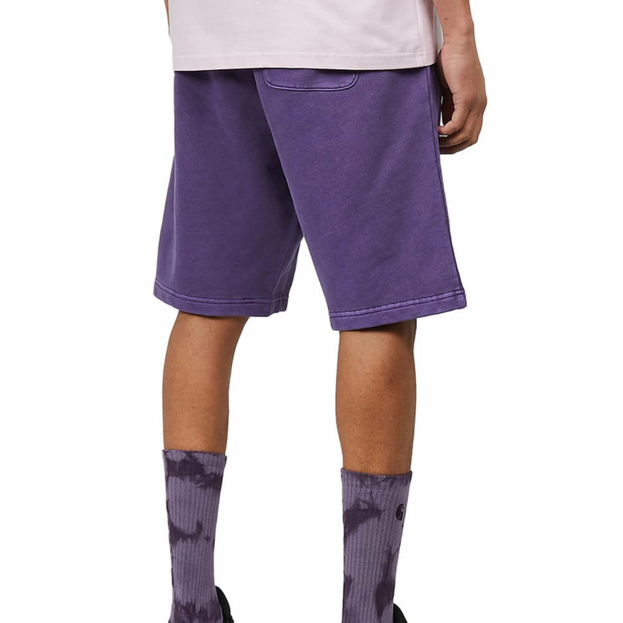 “Helles Lila ("Razzmic") Carhartt WIP Nelson Sweat Shorts. Kurze Herren-Sweathose aus weichem, stückgefärbtem Baumwolljersey. Lockere Passform, elastischer Bund mit Kordelzug, zwei Seitentaschen und eine Gesäßtasche mit kleinem, gewebtem Logo-Etikett. Bequeme Freizeithose für warme Tage.“