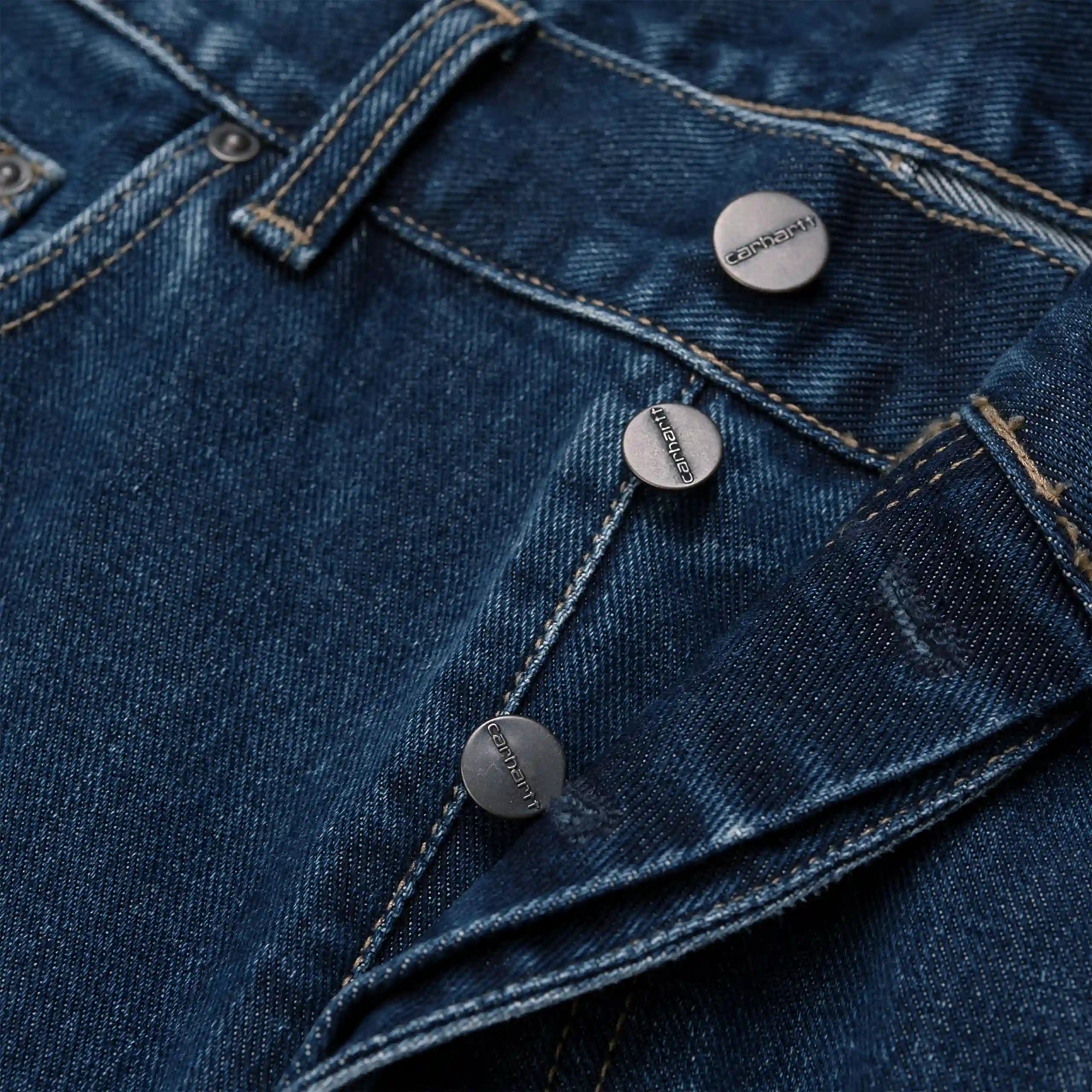 "Carhartt Newel Pant in Blau (Stone Washed), carhartt jeans aus Baumwolle, lockere Passform, klassische Jeanshose mit leichtem Used-Look."