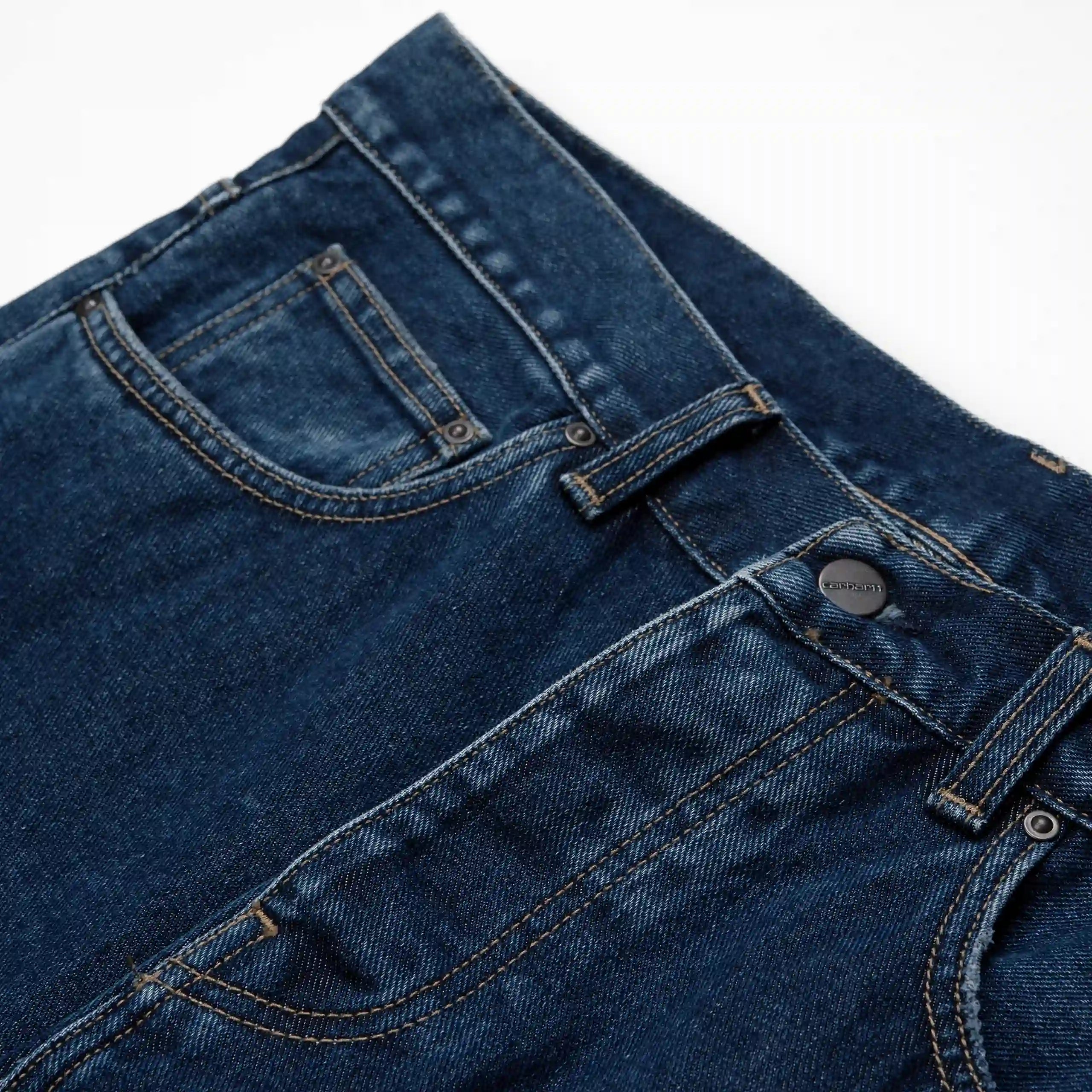 "Carhartt Newel Pant in Blau (Stone Washed), carhartt jeans aus Baumwolle, lockere Passform, klassische Jeanshose mit leichtem Used-Look."