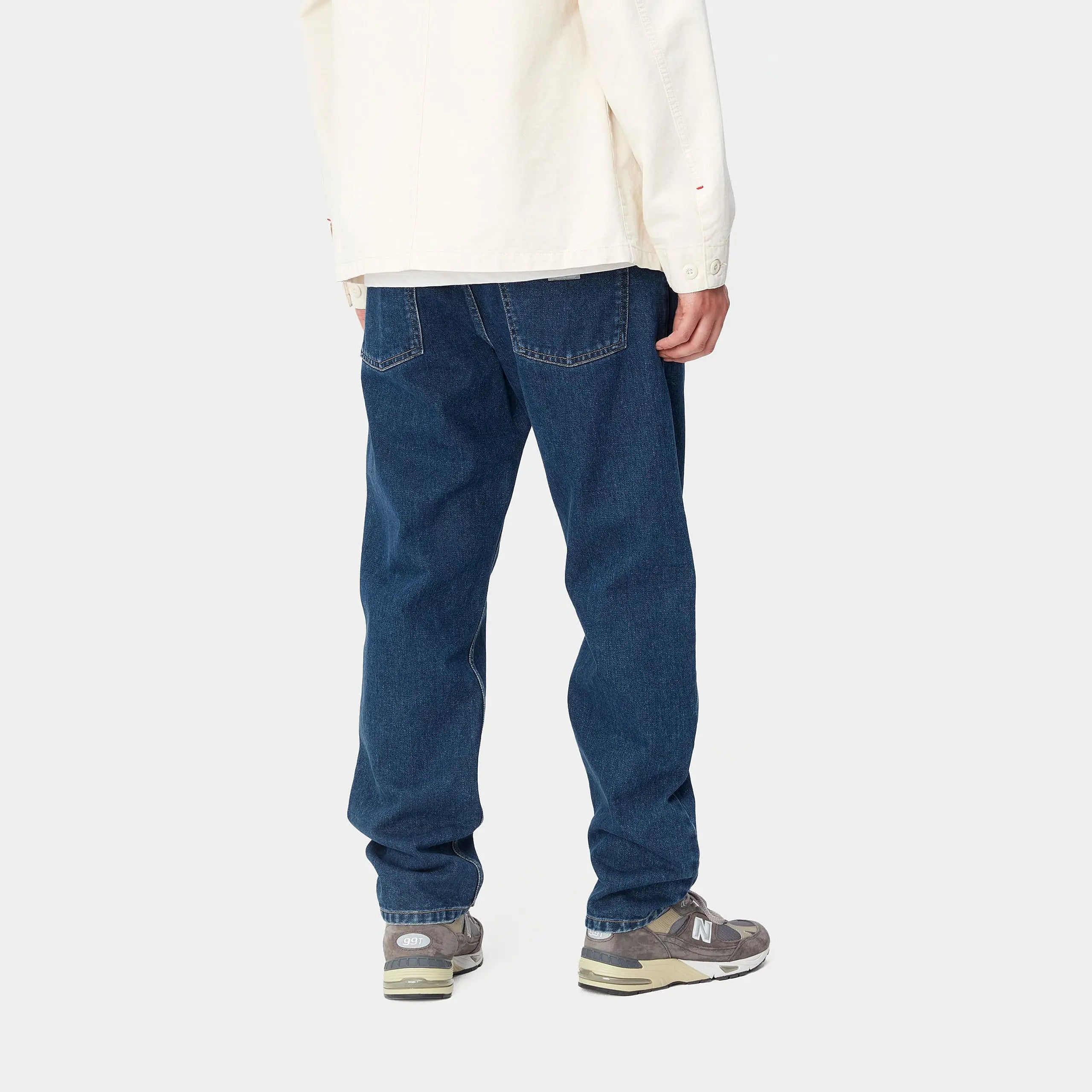 "Carhartt Newel Pant in Blau (Stone Washed), carhartt jeans aus Baumwolle, lockere Passform, klassische Jeanshose mit leichtem Used-Look."