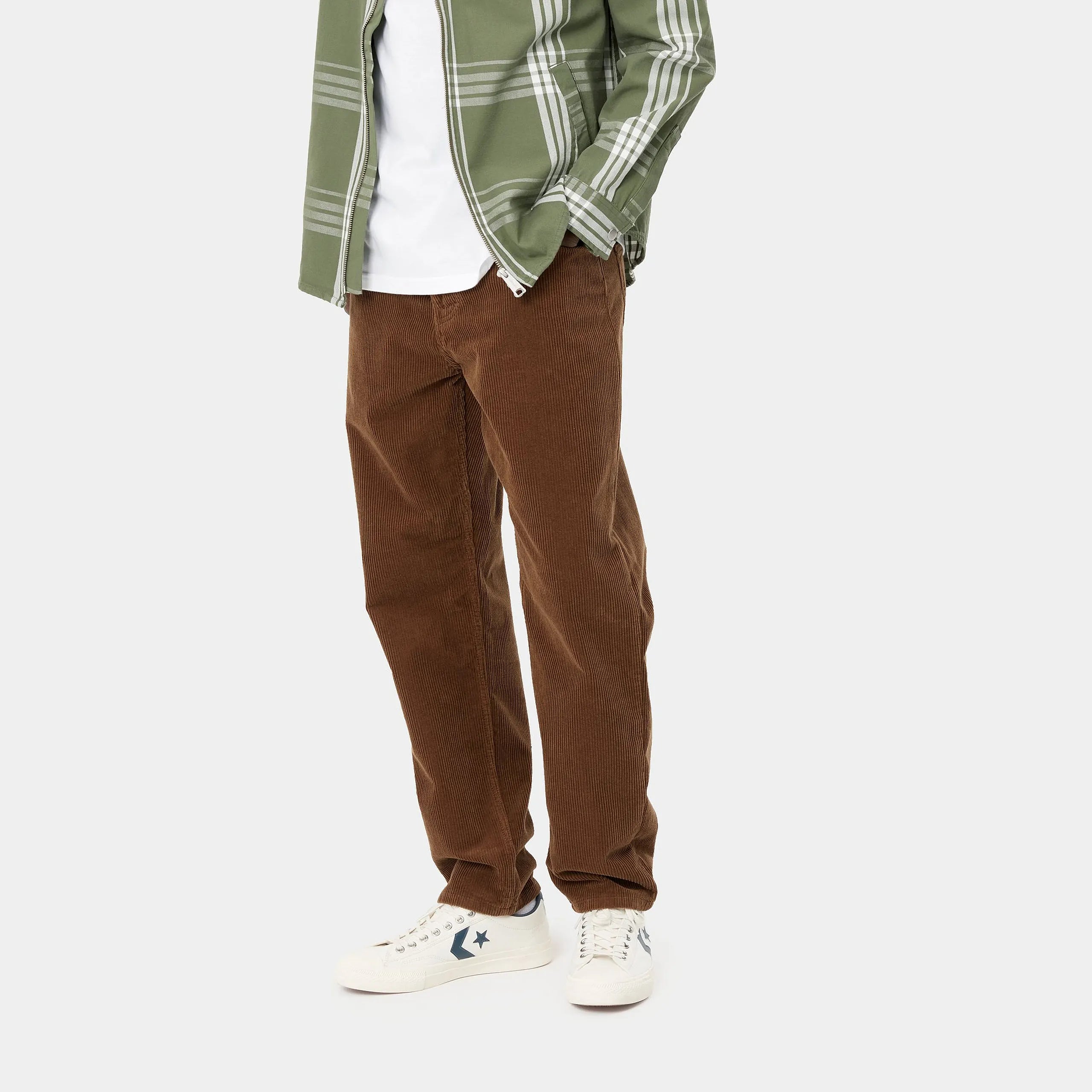 "Carhartt Newel Pant in Hamilton Brown (Rinsed), Baumwolle, lockere Passform, klassische Five-Pocket Hose in tiefem Braun."