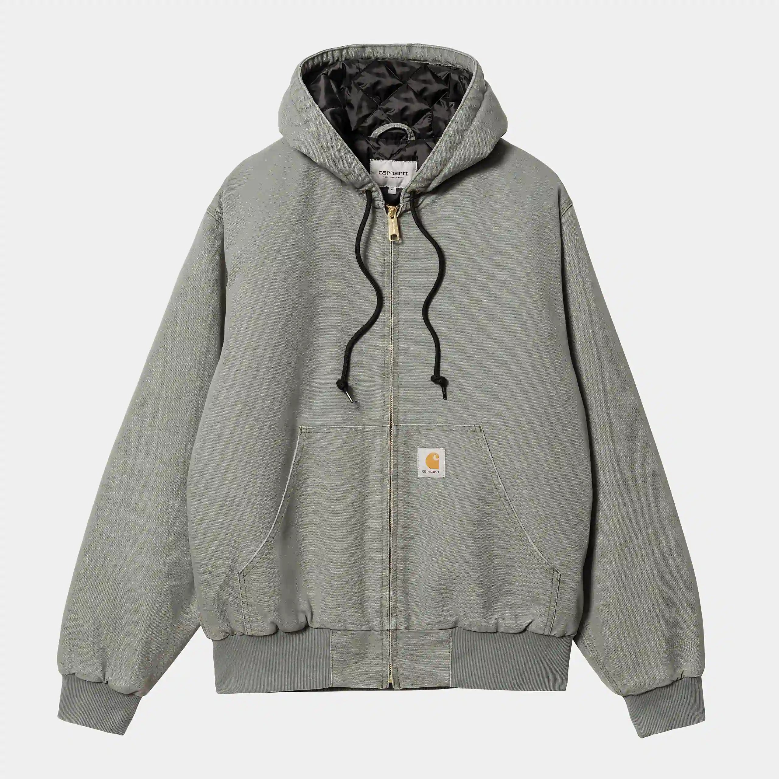 Grüne ("Smoke Green aged canvas") Carhartt WIP OG Active Jacket. Robuste Kapuzenjacke aus schwerem Baumwoll-Canvas, mit Steppfutter, Kängurutaschen und gewebtem Square Label.