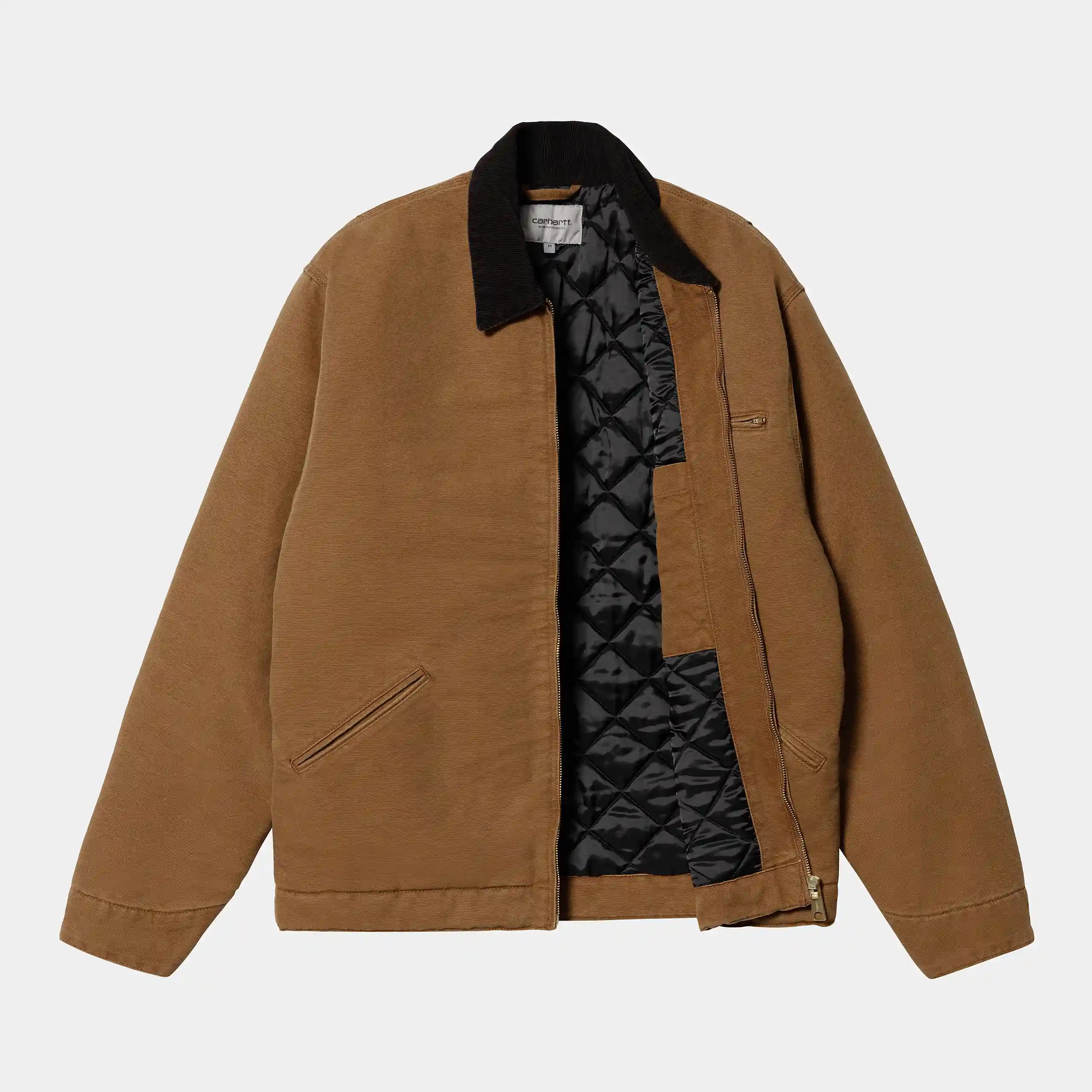 "Carhartt OG Detroit Jacket, Braun/Schwarz (Rinsed), robustes Canvas, klassische Arbeitsjacke mit schwarzen Kragen, Reißverschluss und Logo."