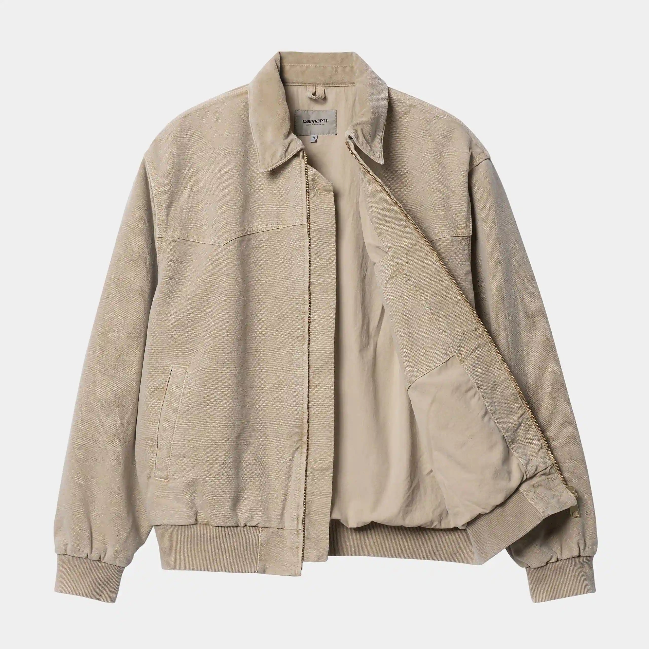 “Verblasste braune ("Dusty Hamilton Brown faded") Carhartt WIP OG Santa Fe Jacke. Robuste Jacke aus Baumwoll-Canvas mit Cordkragen, Steppfutter, Reißverschluss und gewebtem Square Label.“