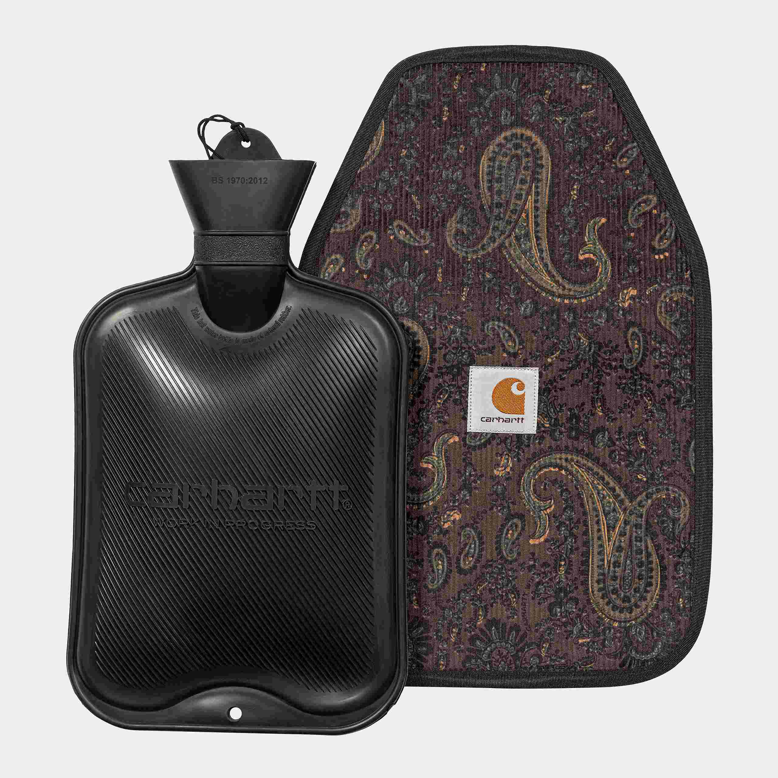 “Schwarze Carhartt WIP Paisley Hot Water Bottle. Wärmflasche mit Paisley-Muster aus weichem Baumwollstoff und einem gewebten Carhartt WIP Square Label.“