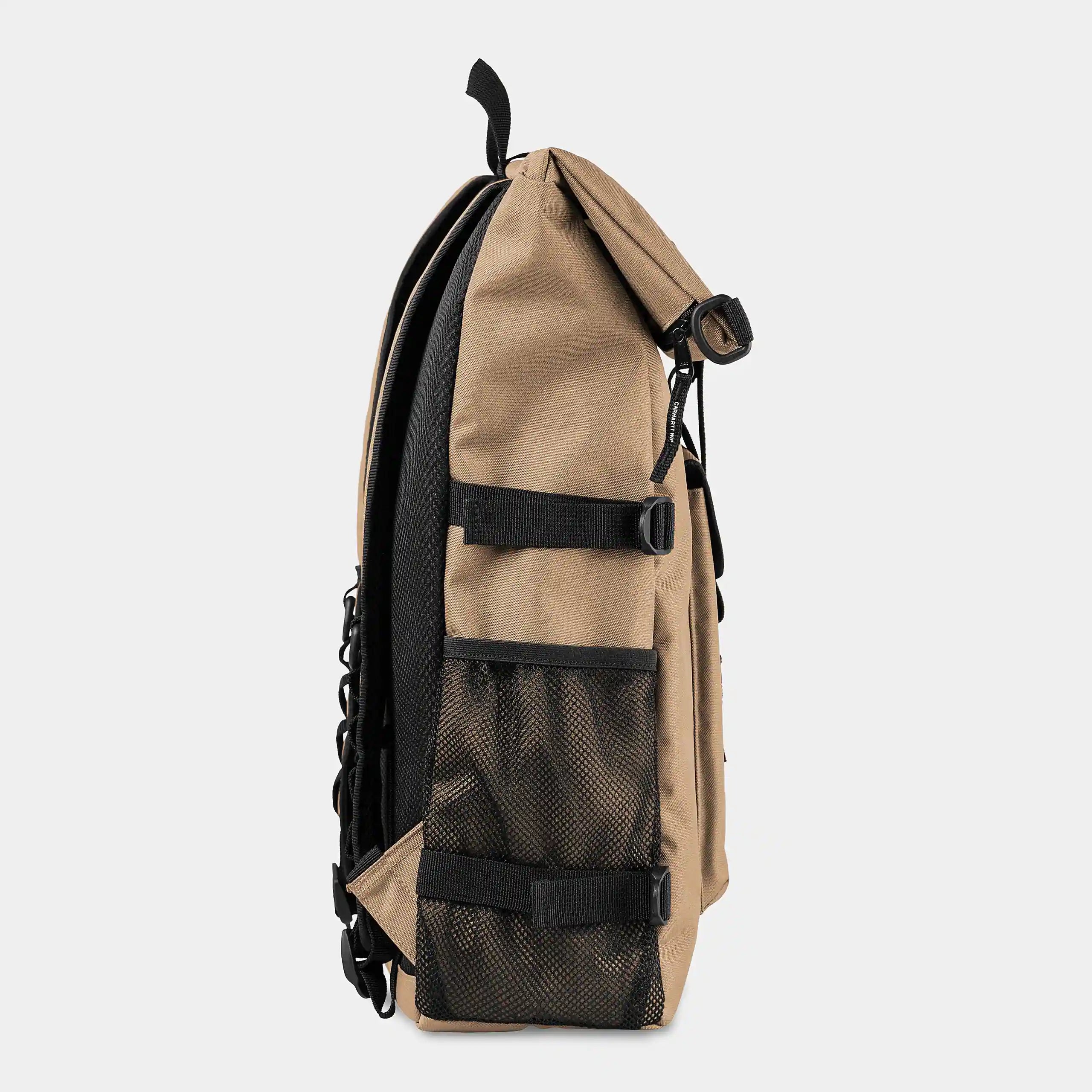 "Erdnussbrauner ("Peanut") Carhartt WIP Philis Backpack. Robuster Rucksack aus wasserabweisendem Polyester-Duck-Canvas. Großes Hauptfach mit Laptop-Sleeve, Außentaschen und gewebtem Logo-Etikett."