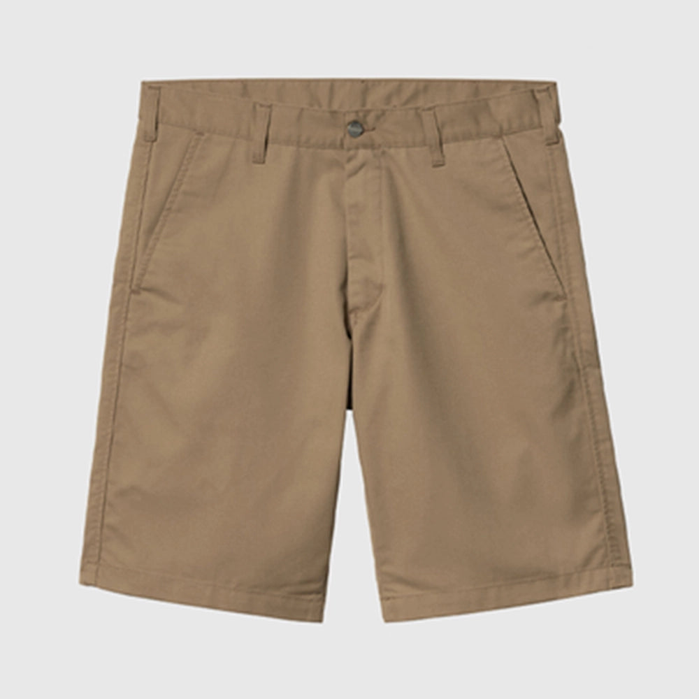 “Lederfarbene ("Leather rinsed") Carhartt WIP Presenter Short. Leichte Shorts aus robustem Baumwoll-Twill. Lockere Passform, elastischer Bund mit Kordelzug, Seitentaschen und gewebtes Square Label.“