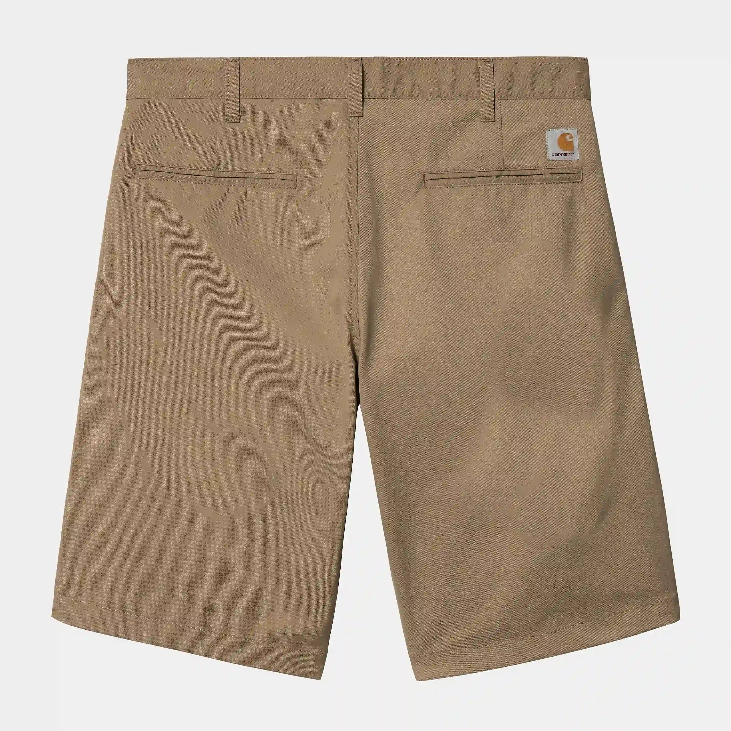“Lederfarbene ("Leather rinsed") Carhartt WIP Presenter Short. Leichte Shorts aus robustem Baumwoll-Twill. Lockere Passform, elastischer Bund mit Kordelzug, Seitentaschen und gewebtes Square Label.“