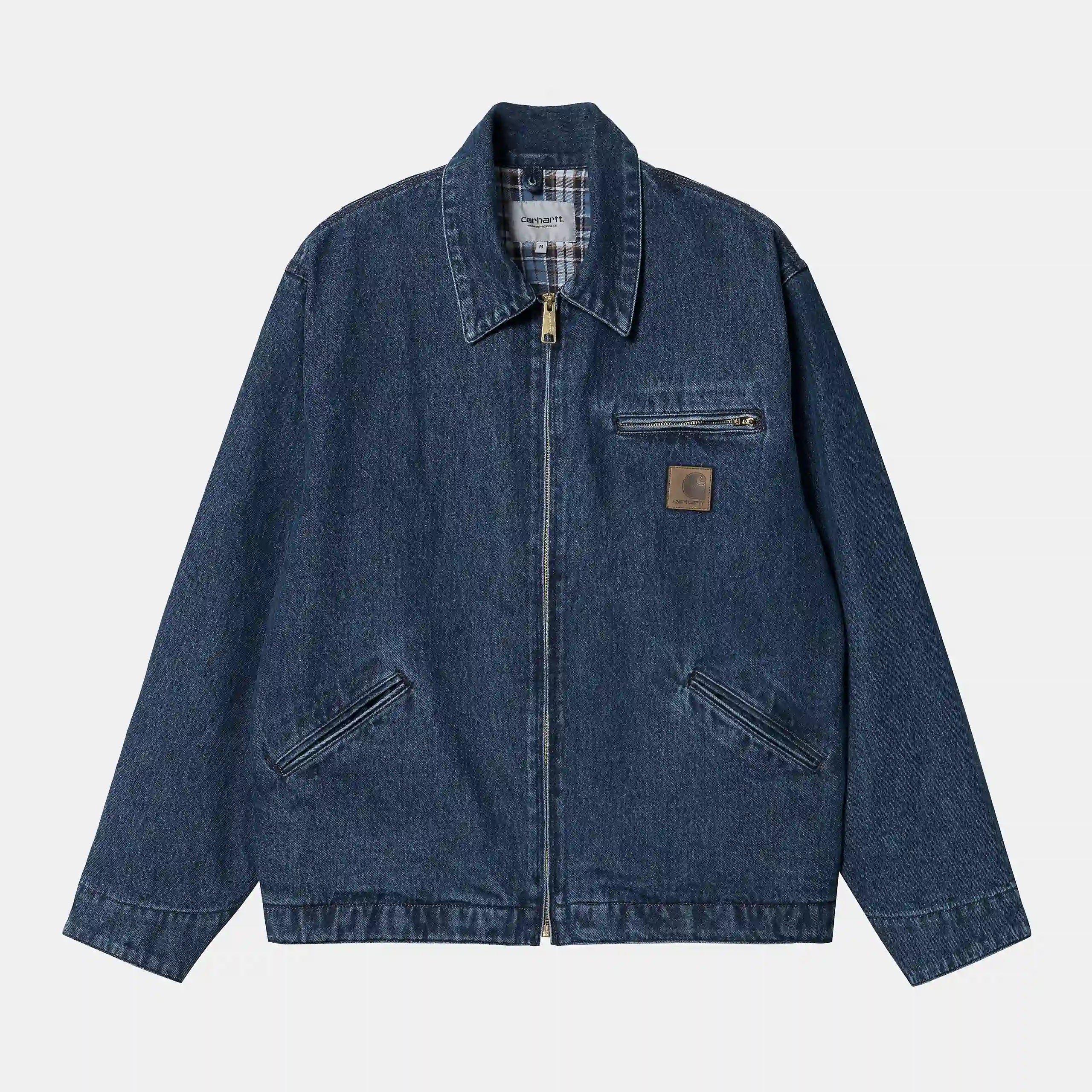 “Stone-washed blaue Carhartt WIP Rider Jacket. Klassische Jeansjacke aus robustem Denim mit leicht verwaschenem Finish. Spitz zulaufender Kragen, durchgehender Reißverschluss, verstellbare Bündchen und Saum. Brusttasche mit Reißverschluss und gewebtem Carhartt Square Label.“