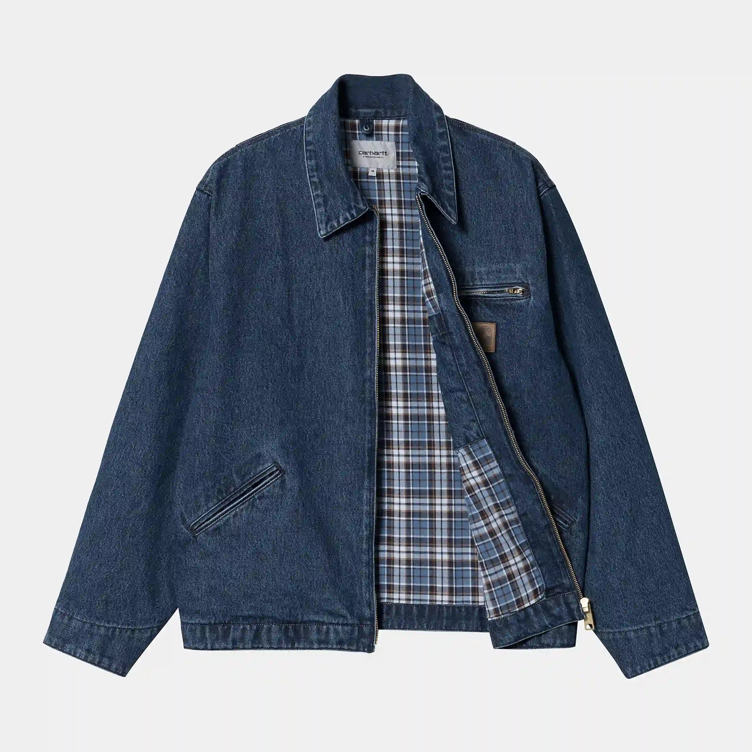 “Stone-washed blaue Carhartt WIP Rider Jacket. Klassische Jeansjacke aus robustem Denim mit leicht verwaschenem Finish. Spitz zulaufender Kragen, durchgehender Reißverschluss, verstellbare Bündchen und Saum. Brusttasche mit Reißverschluss und gewebtem Carhartt Square Label.“