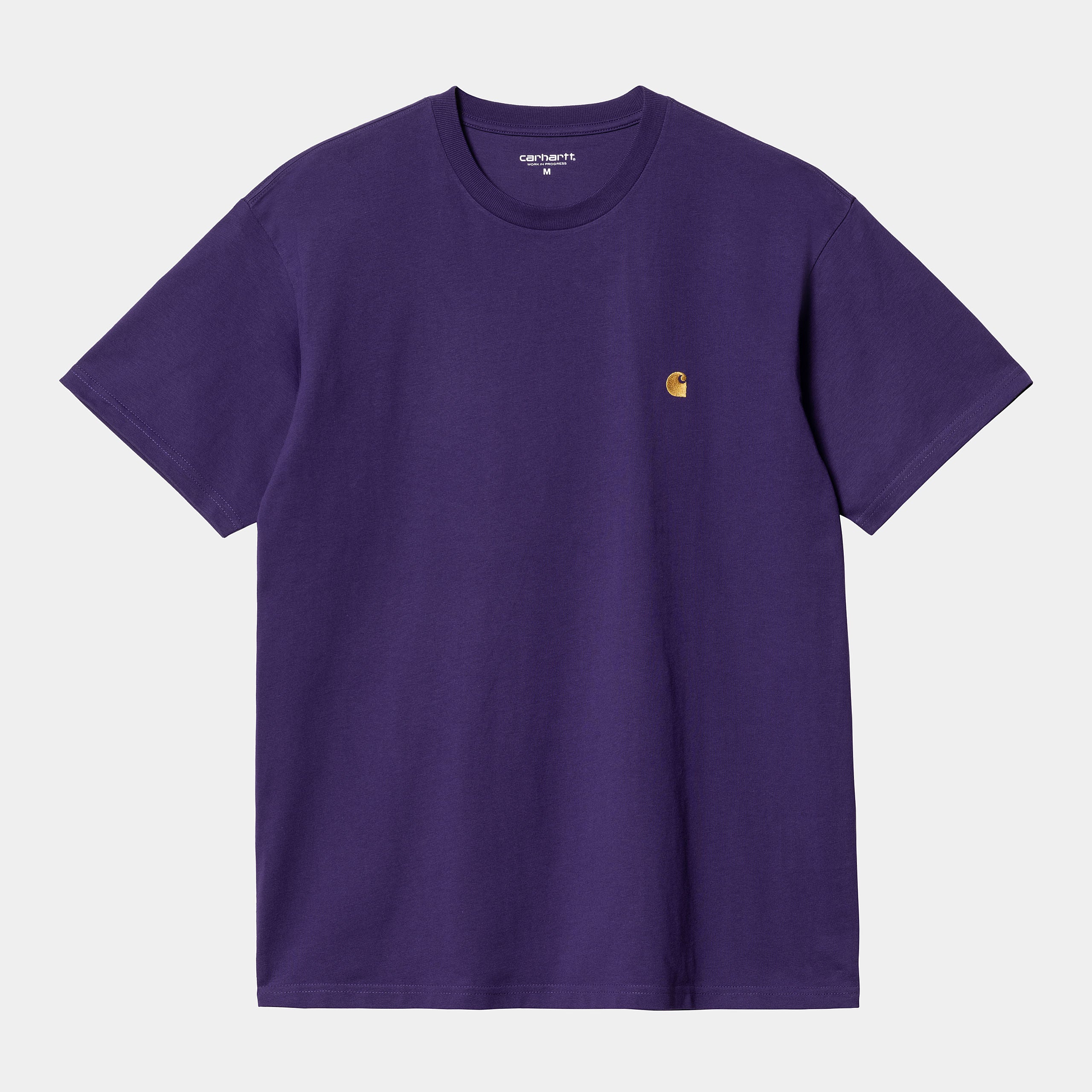 “Carhartt WIP S/S Chase T-Shirt – Tyrian / Gold. Lila T-Shirt aus Baumwolle mit goldenem gesticktem Carhartt WIP Logo auf der Brust.“