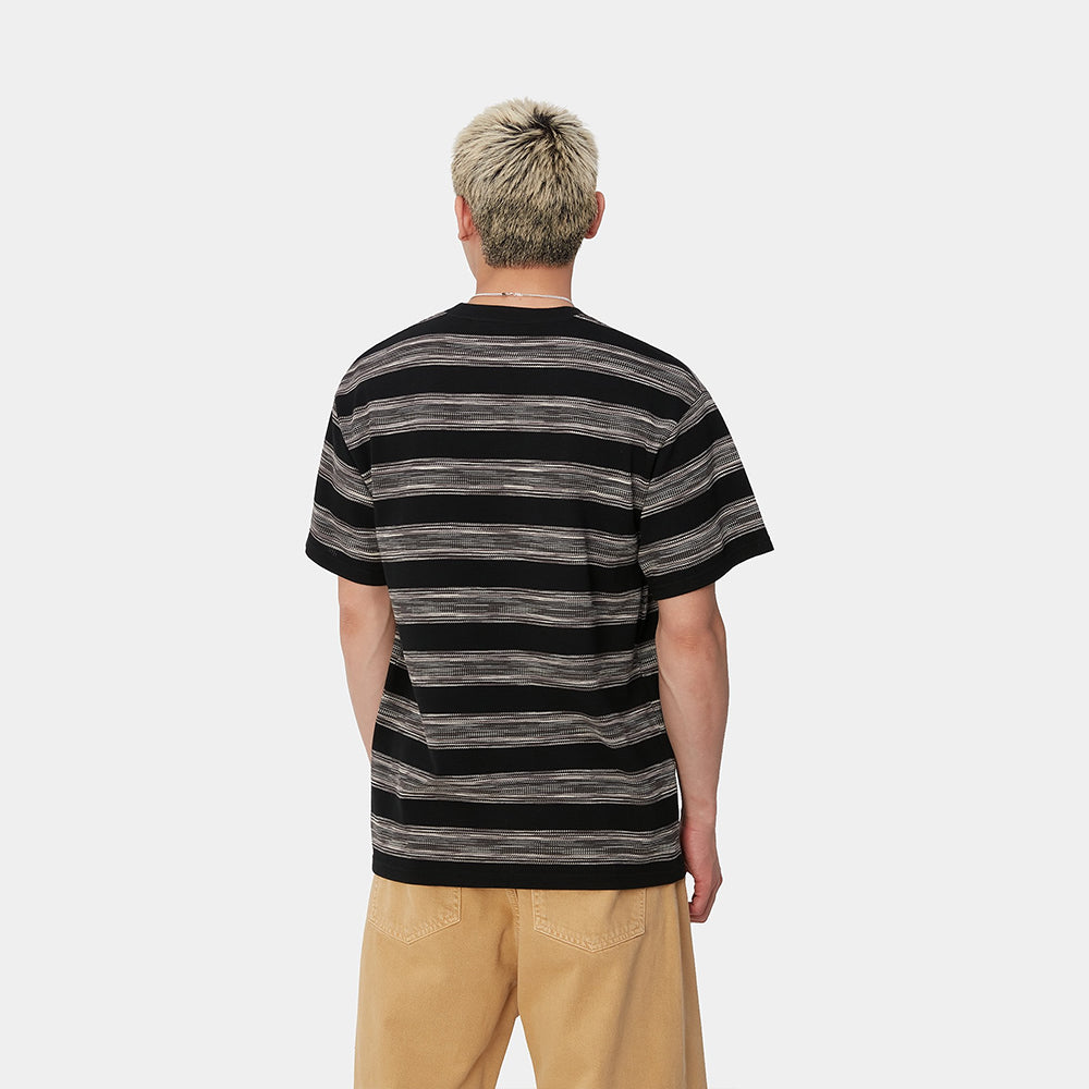 "Schwarzes Carhartt WIP S/S Dodson Pocket T-Shirt mit horizontalen Streifen. Kurzärmliges T-Shirt aus Baumwoll-Jersey mit Rundhalsachnitt, einer aufgesetzten Brusttasche und einem gewebten Carhartt WIP Square Label."