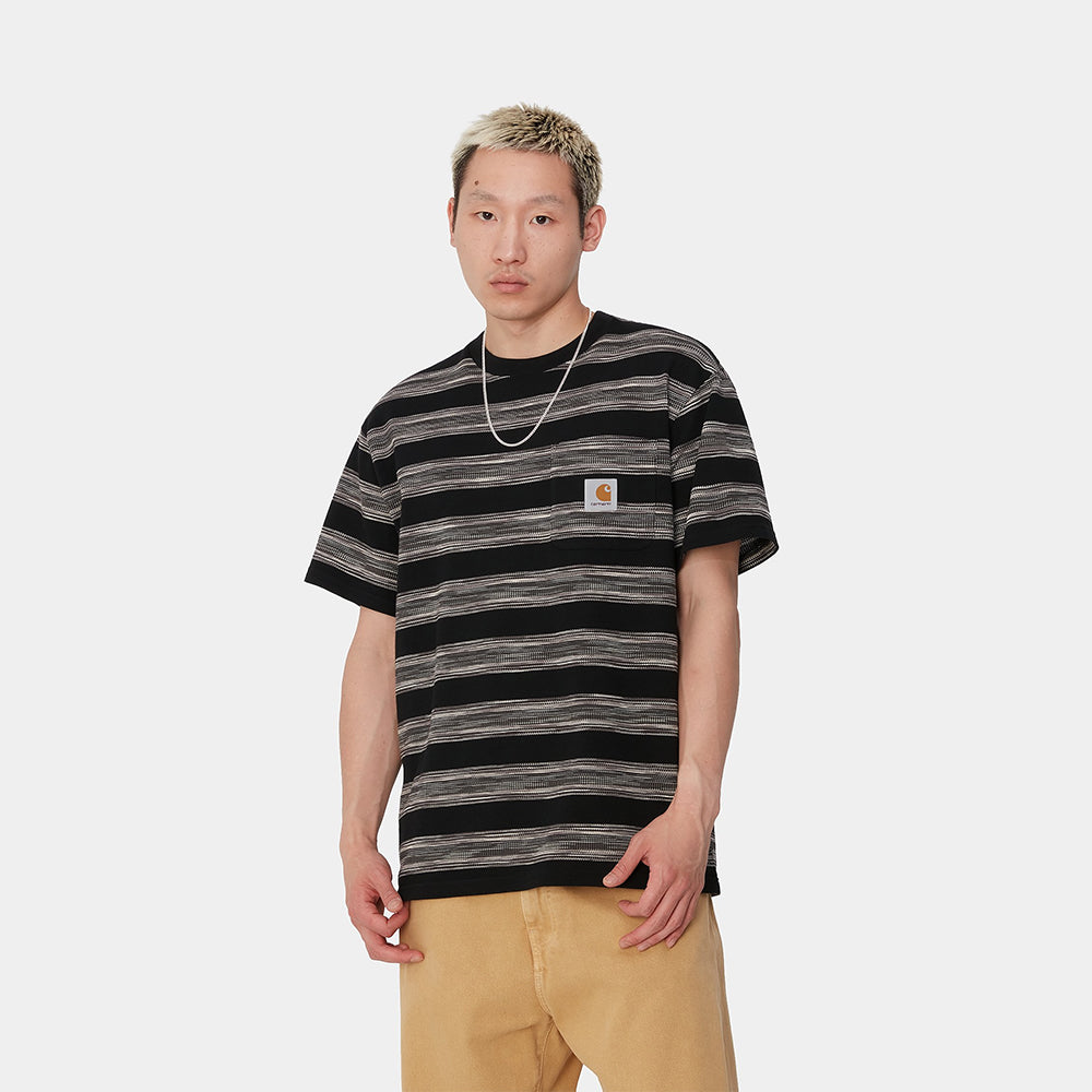 "Schwarzes Carhartt WIP S/S Dodson Pocket T-Shirt mit horizontalen Streifen. Kurzärmliges T-Shirt aus Baumwoll-Jersey mit Rundhalsachnitt, einer aufgesetzten Brusttasche und einem gewebten Carhartt WIP Square Label."