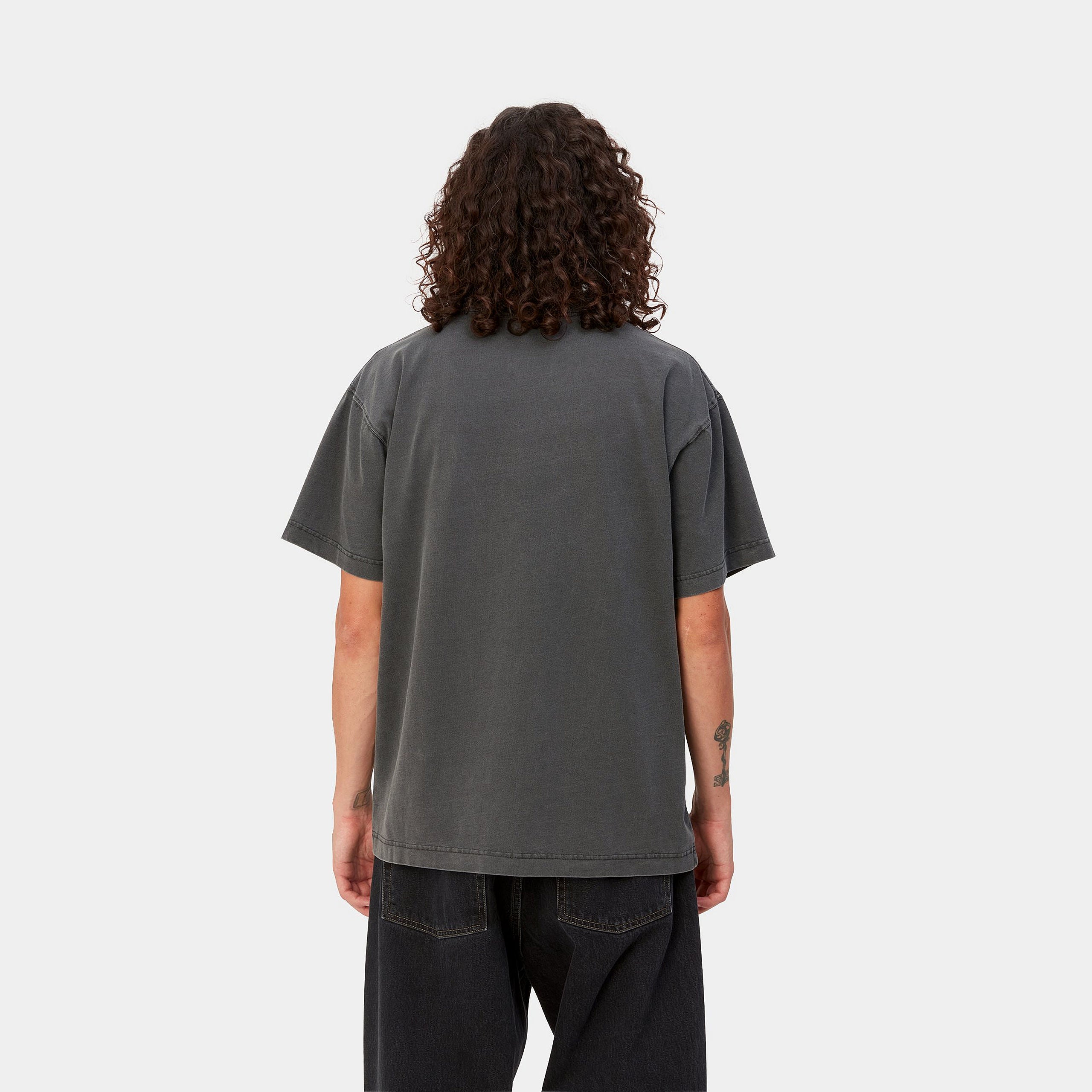 "Dunkelgraues ("Charcoal") Carhartt WIP S/S Nelson T-Shirt. Kurzärmliges Herren-T-Shirt aus weichem, stückgefärbtem Baumwolljersey. Bequeme, lockere Passform mit geripptem Rundhalsausschnitt und dezentem, gewebtem Carhartt Square Label auf der Brust. Alltagstaugliches Basic mit angenehmer Haptik.."