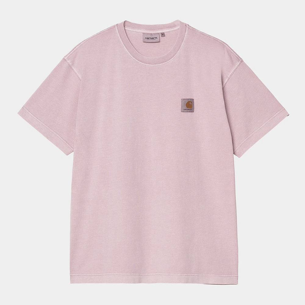 “Das Carhartt WIP S/S Nelson T-Shirt in Hortensia, I029949_2P8_GD, bietet ein einfaches, lässiges Design mit Rundhalsausschnitt und kurzen Ärmeln. Es ist aus weichem Baumwoll-Jersey gefertigt und mit einem Logo-Aufnäher auf der linken Brust versehen, perfekt für den Sommer.“