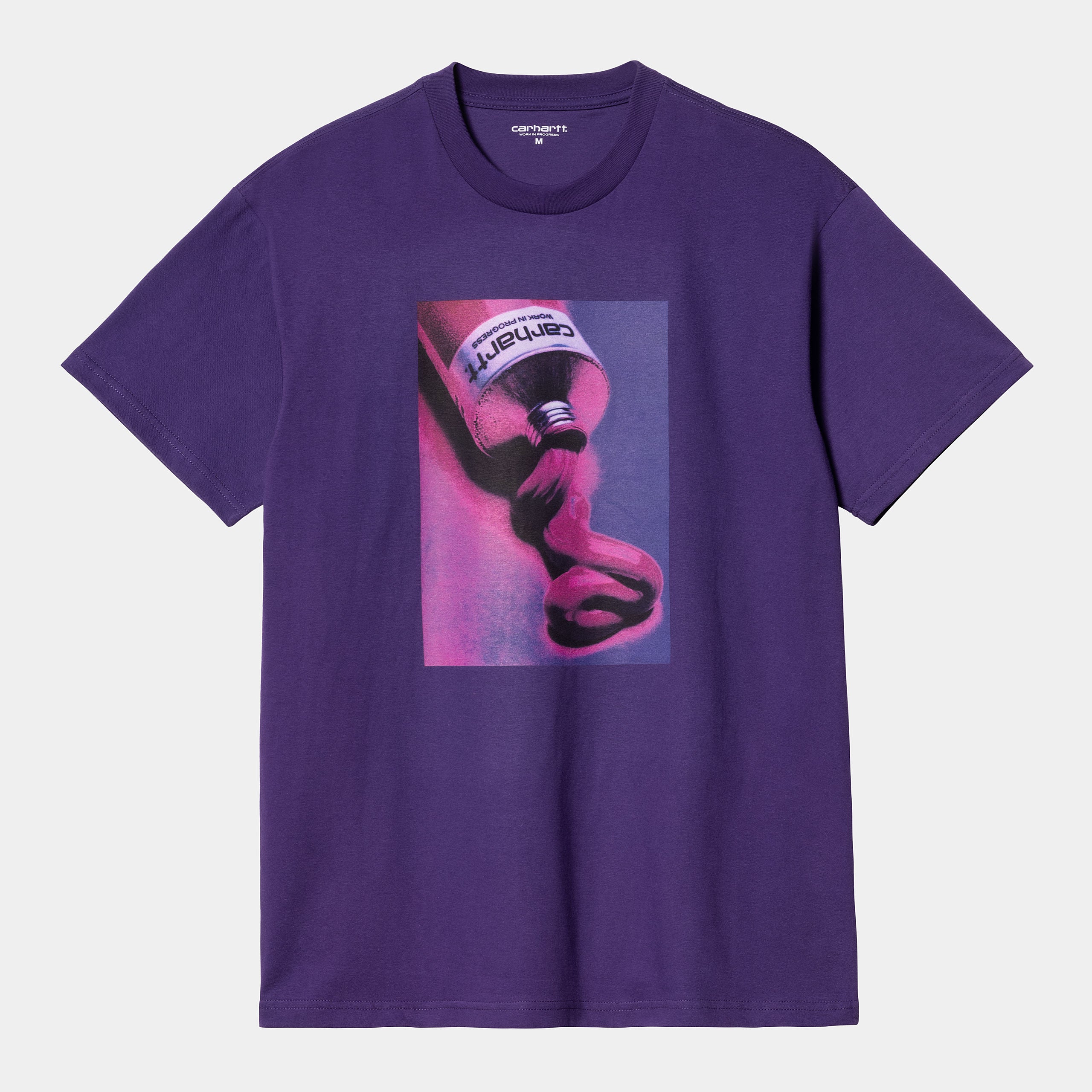 “Carhartt WIP S/S Tube T-Shirt – Tyrian. Lila T-Shirt aus Baumwolle mit lockerem Schnitt und Farbtuben Print auf der Brust.“
