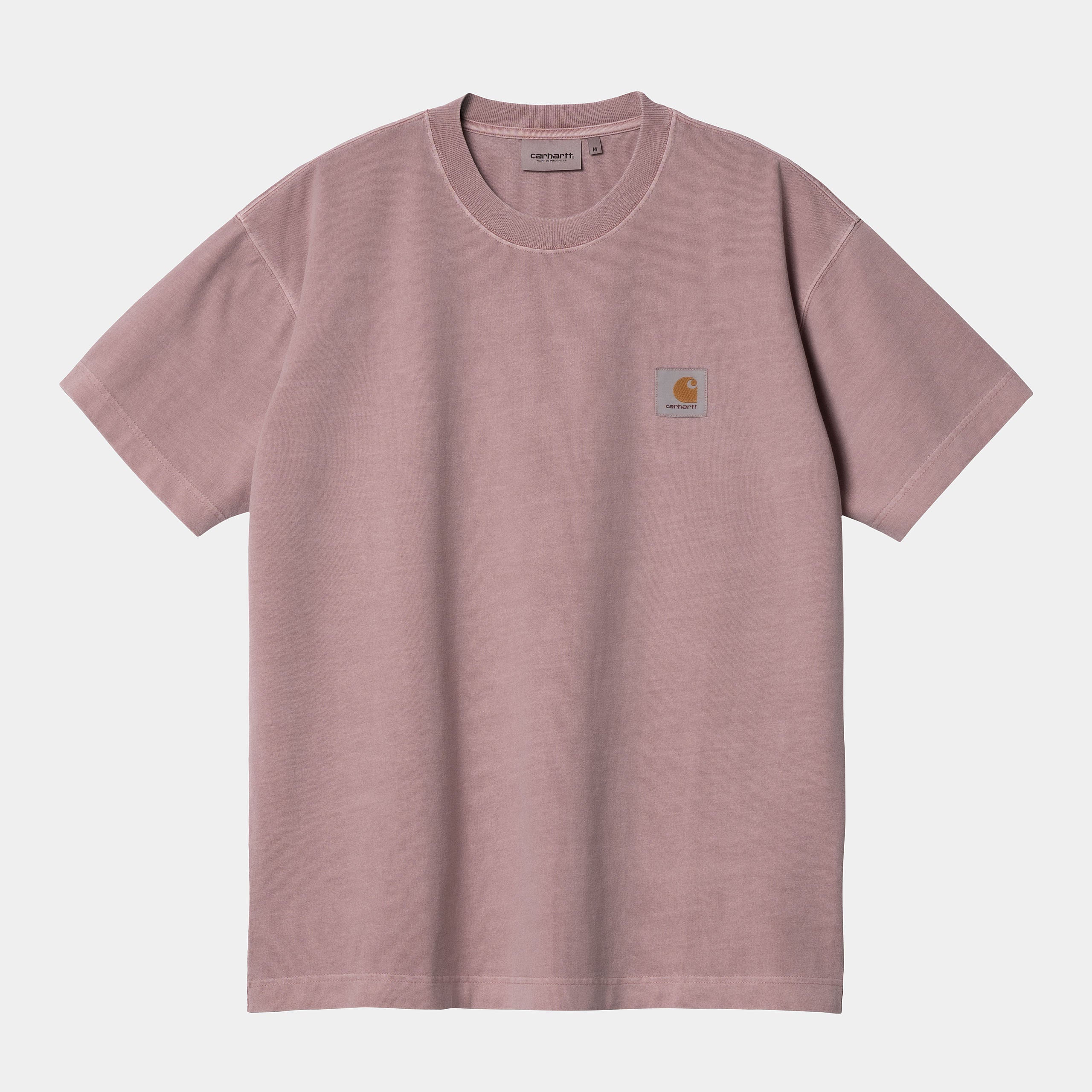 “Helles, leicht verwaschenes Rosa ("Glassy Pink") Carhartt WIP S/S Vista T-Shirt. Kurzärmliges Herren-T-Shirt aus schwerem Baumwolljersey. Kastenförmige, lockere Passform mit geripptem Rundhalsausschnitt und kleinem, farblich passendem Carhartt "C"-Logo auf der Brust. Lässiger Style mit angenehmer Textur.“